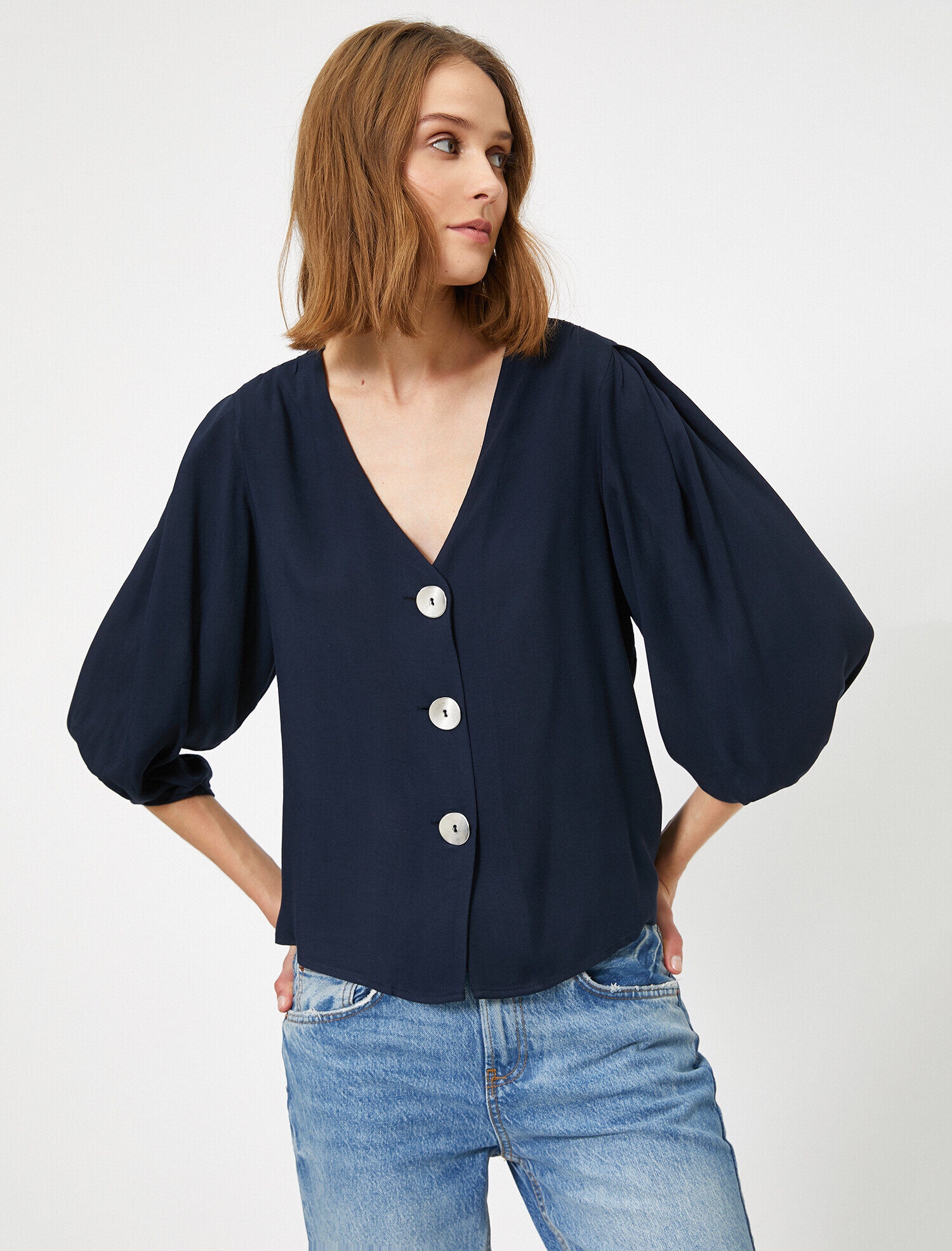   Düğme Detaylı V Yaka Bluz