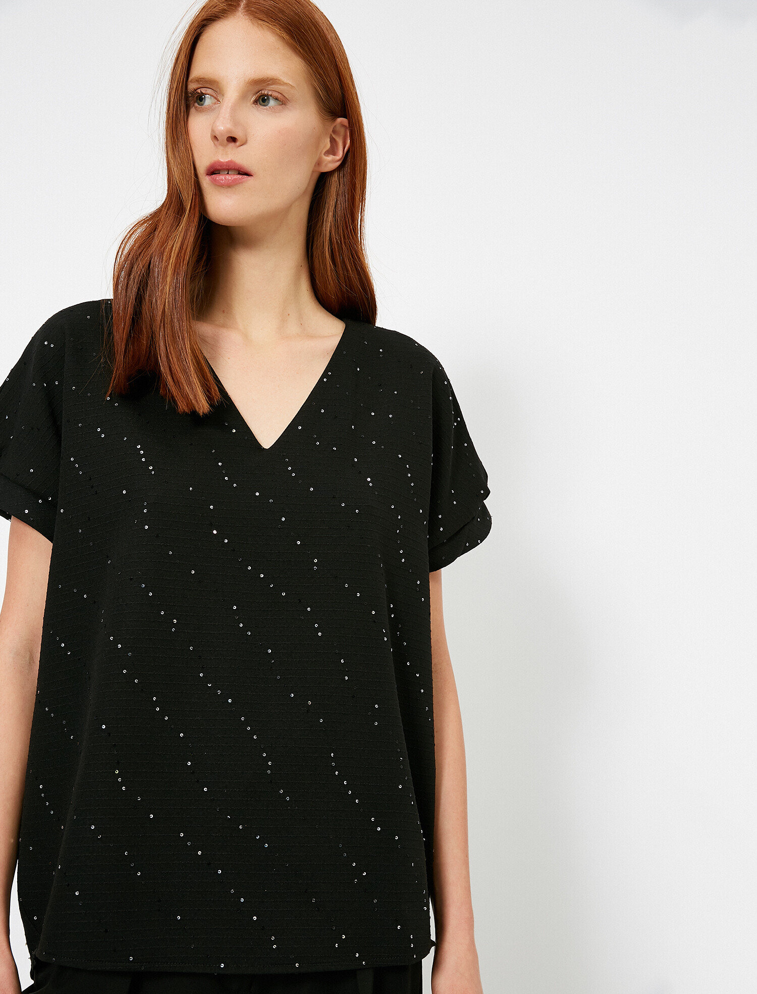   V Yaka Pul Detaylı Kısa Kollu Bluz