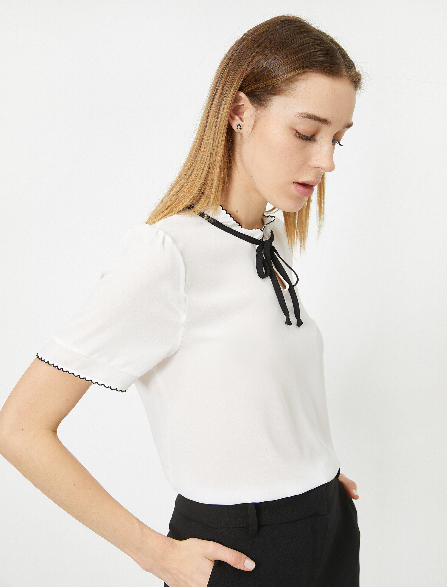   Yaka Bağlama Detaylı Kısa Kollu Bluz