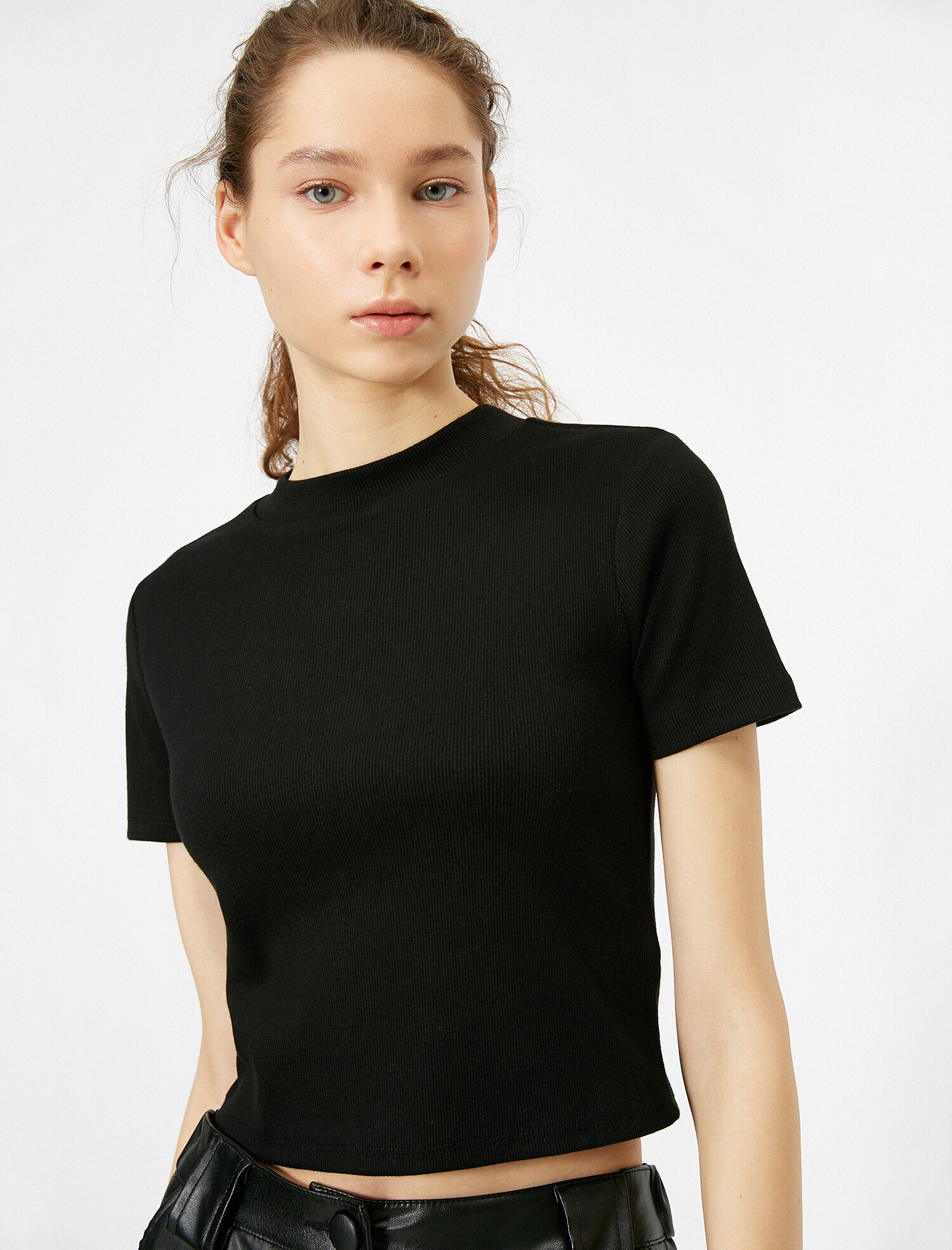   Dik Yaka Basic Kısa Kol Tişört