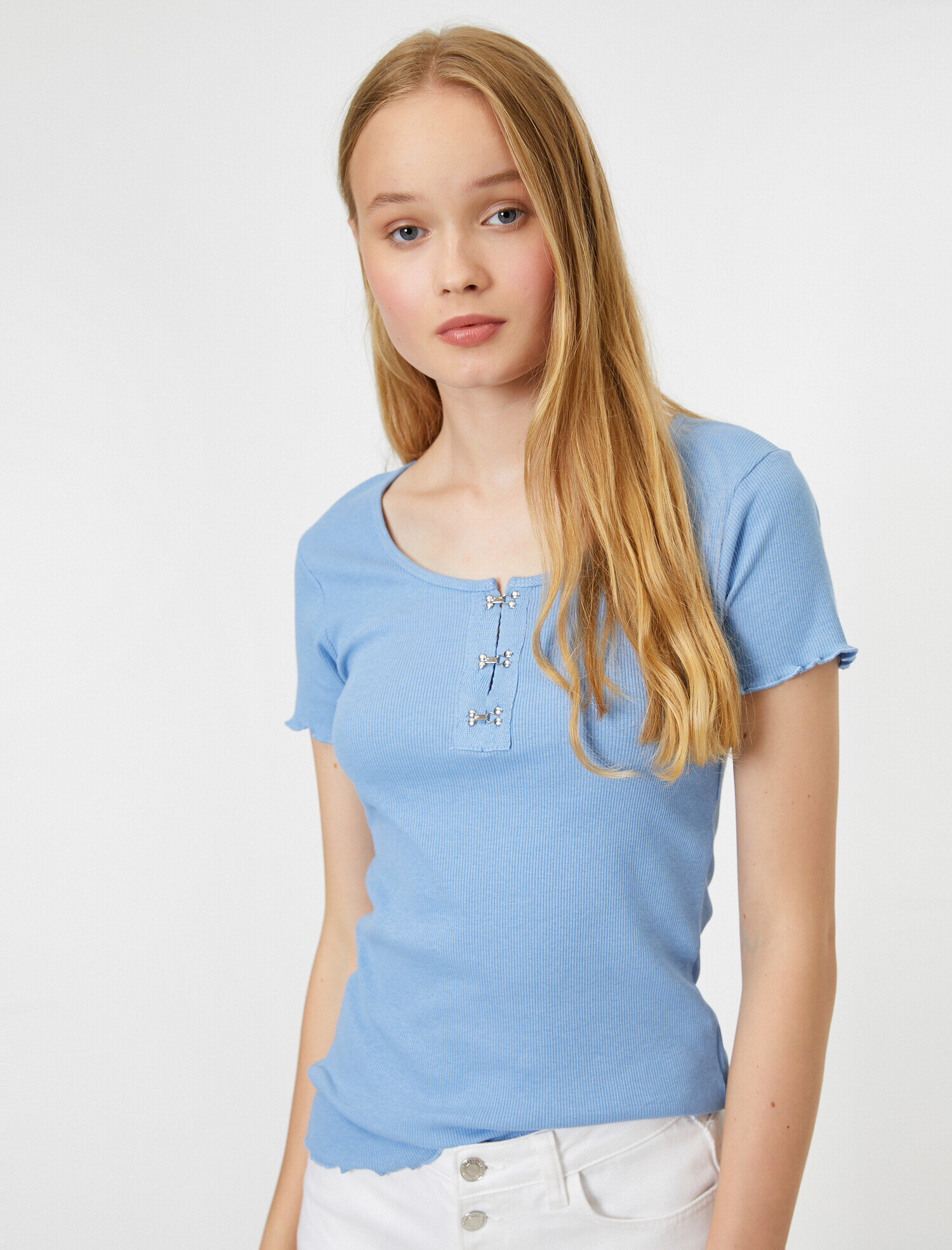   Yaka Detaylı Kısa Kollu Tişört