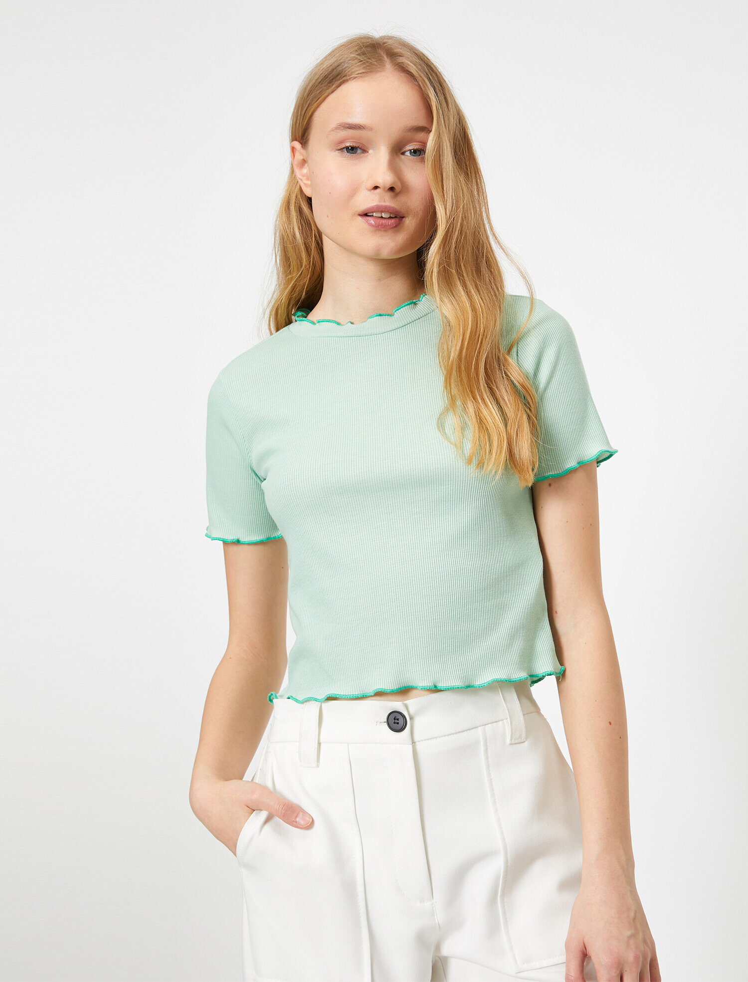   Yaka ve Kol Detaylı Bisiklet Yaka Kısa Kol Tişört