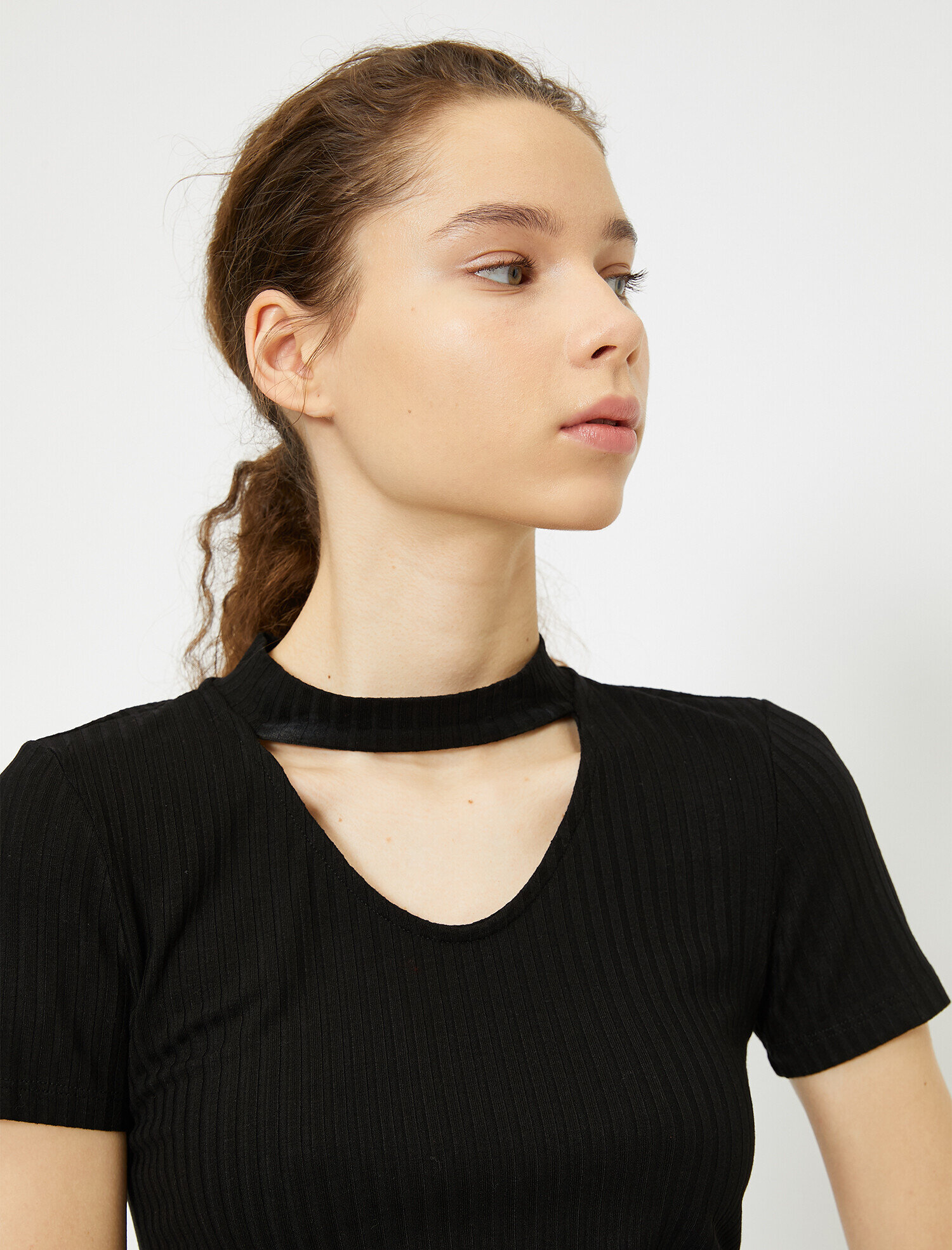   Yaka Detaylı Tişört