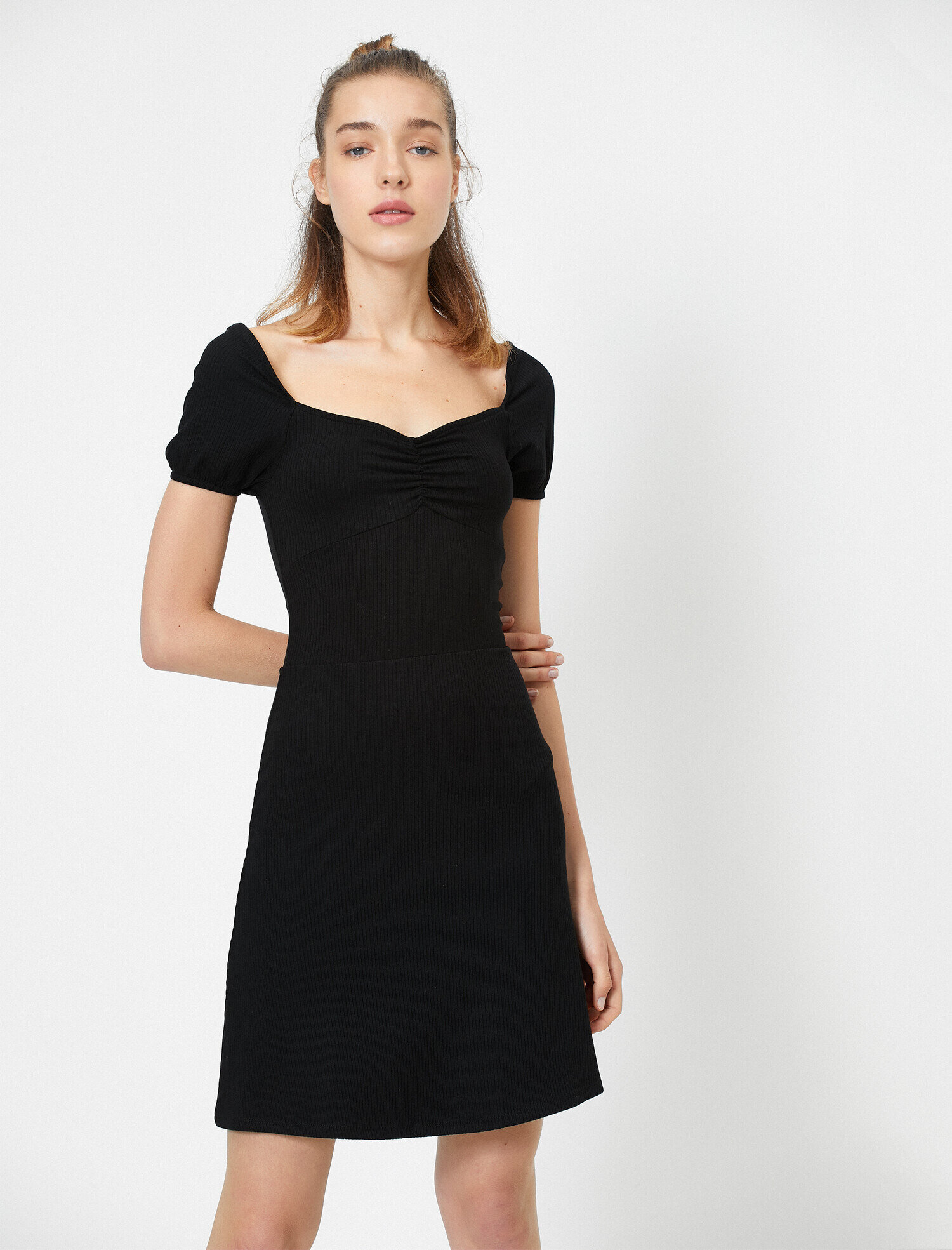   Yaka Detaylı Büzgülü Kısa Kollu Midi Elbise