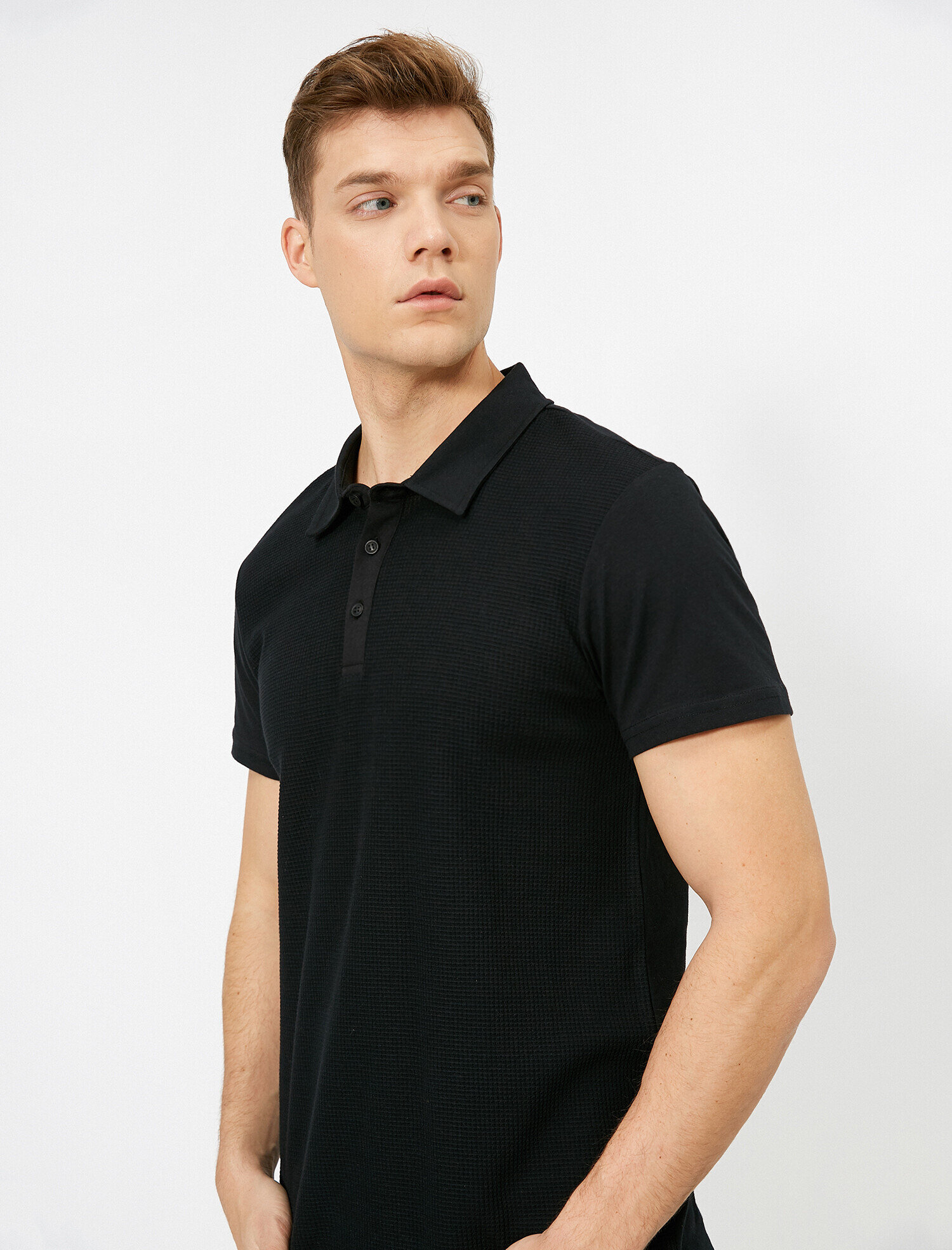 Koton Polo Yaka Dokulu Kumaş Slim Fit Tişört. 1