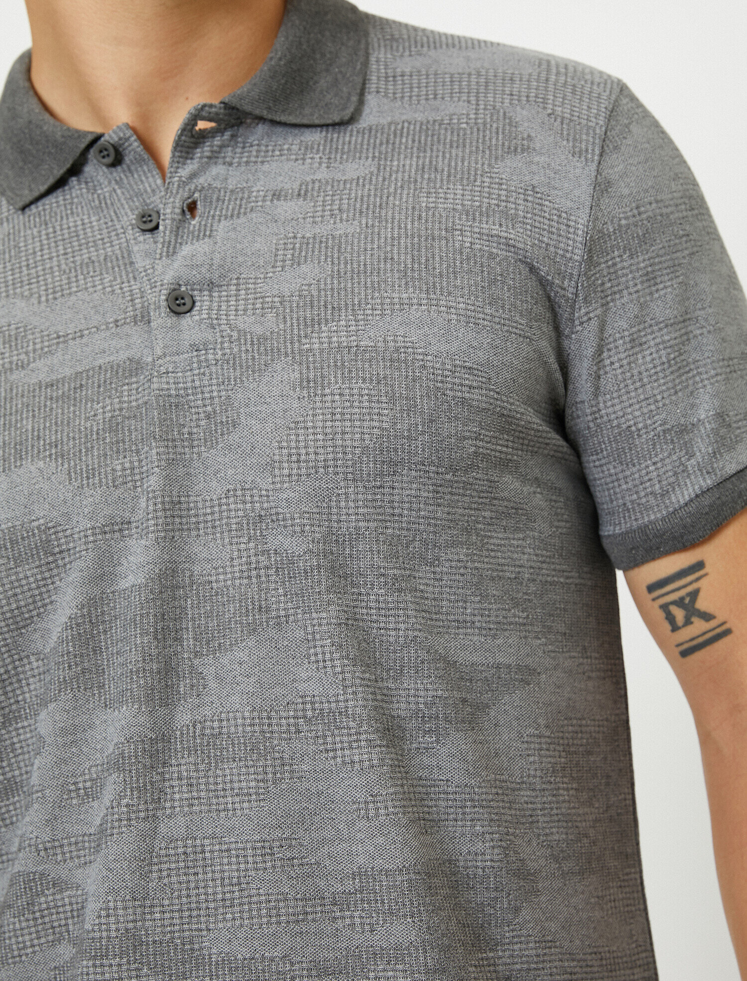   Polo Yaka Kısa Kollu Desenli Tişört