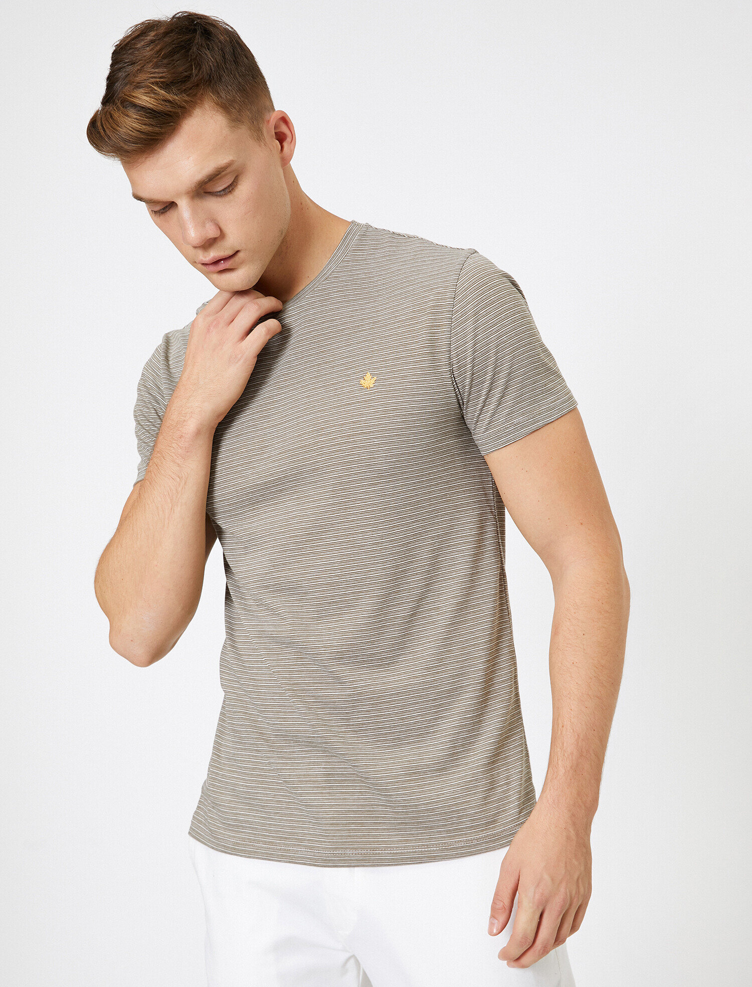 Bisiklet Yaka Çizgili Göğsü İşlemeli Slim Fit Tişört