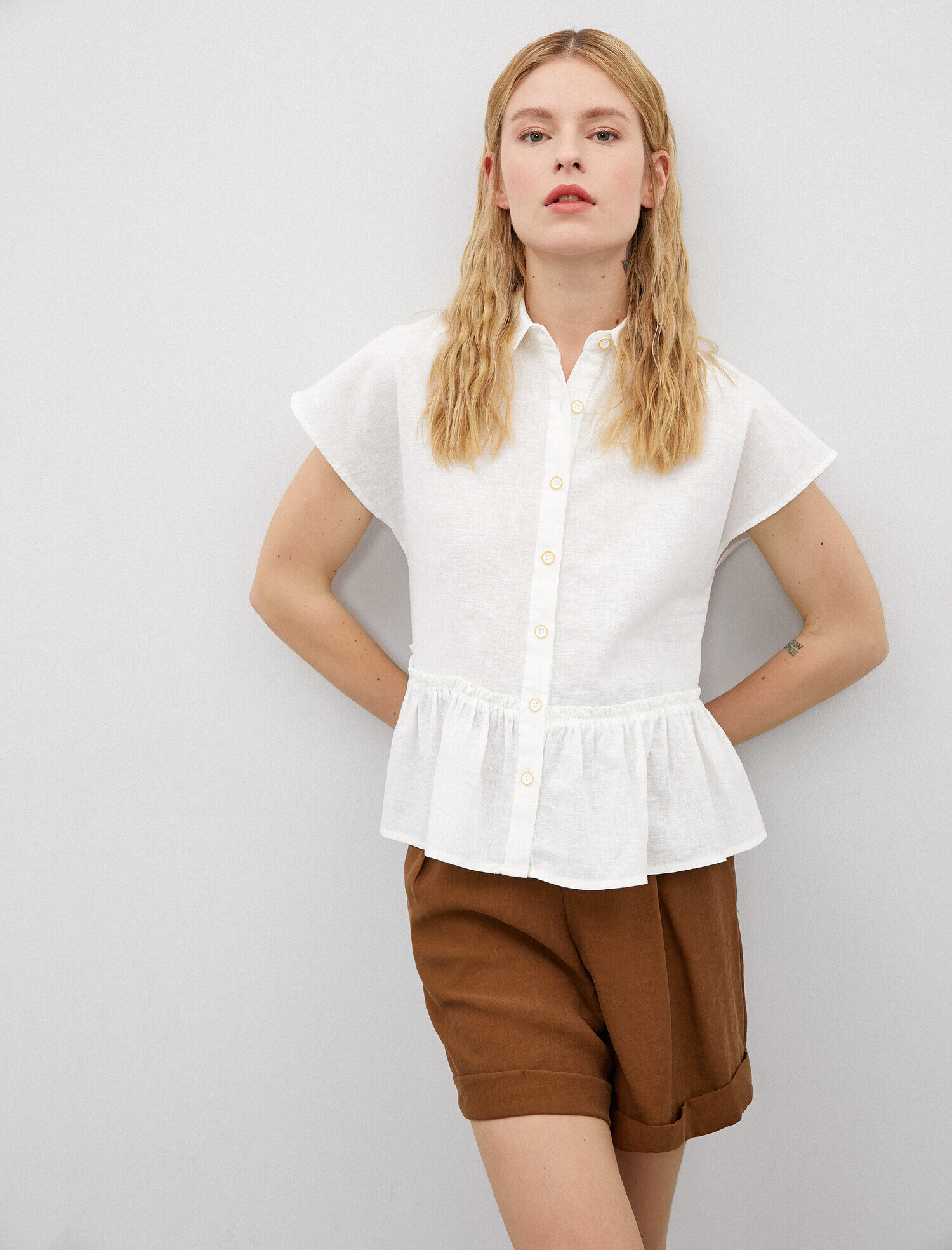   Kısa Kollu Gömlek Düğmeli Fırfırlı Keten Karışımlı