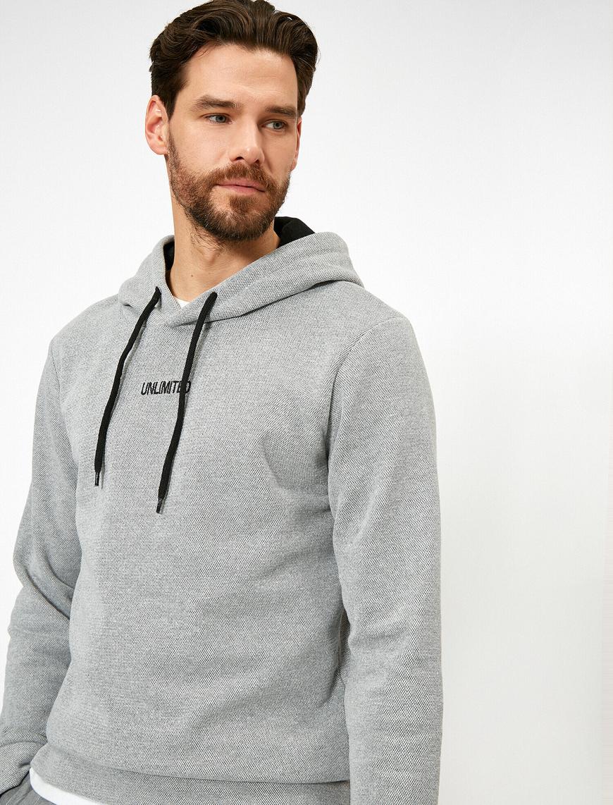   Kapüşonlu Dokulu Kumaş İşleme Yazılı Sweatshirt