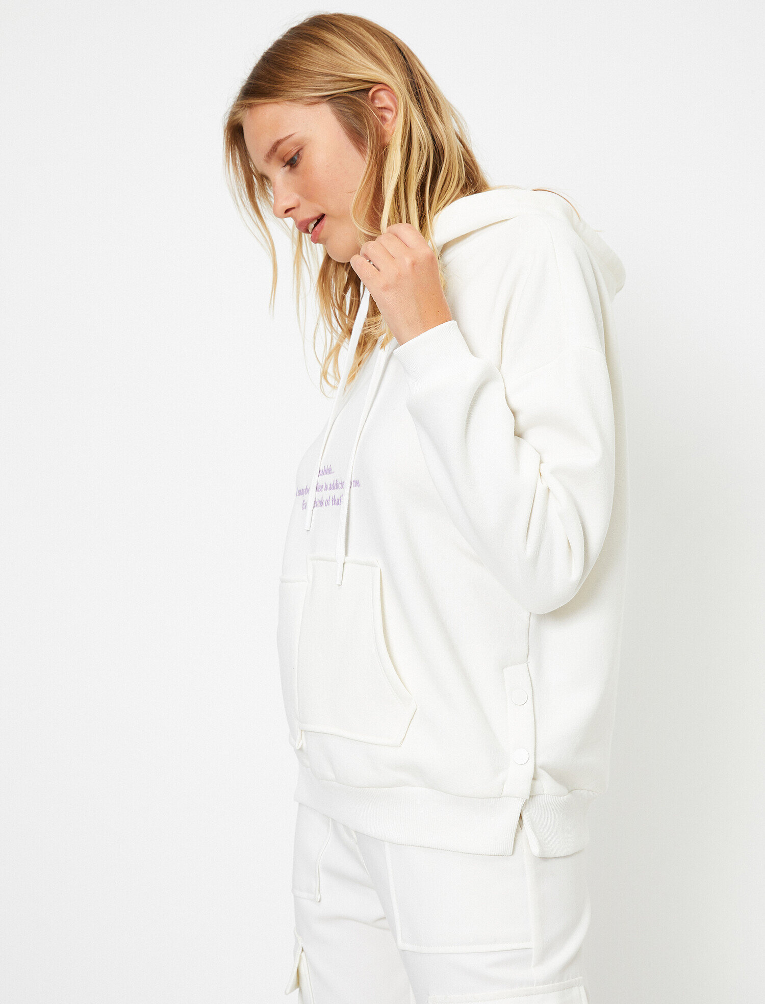   Kapüşonlu Cepli Yazılı Baskılı Uzun Kollu Sweatshirt