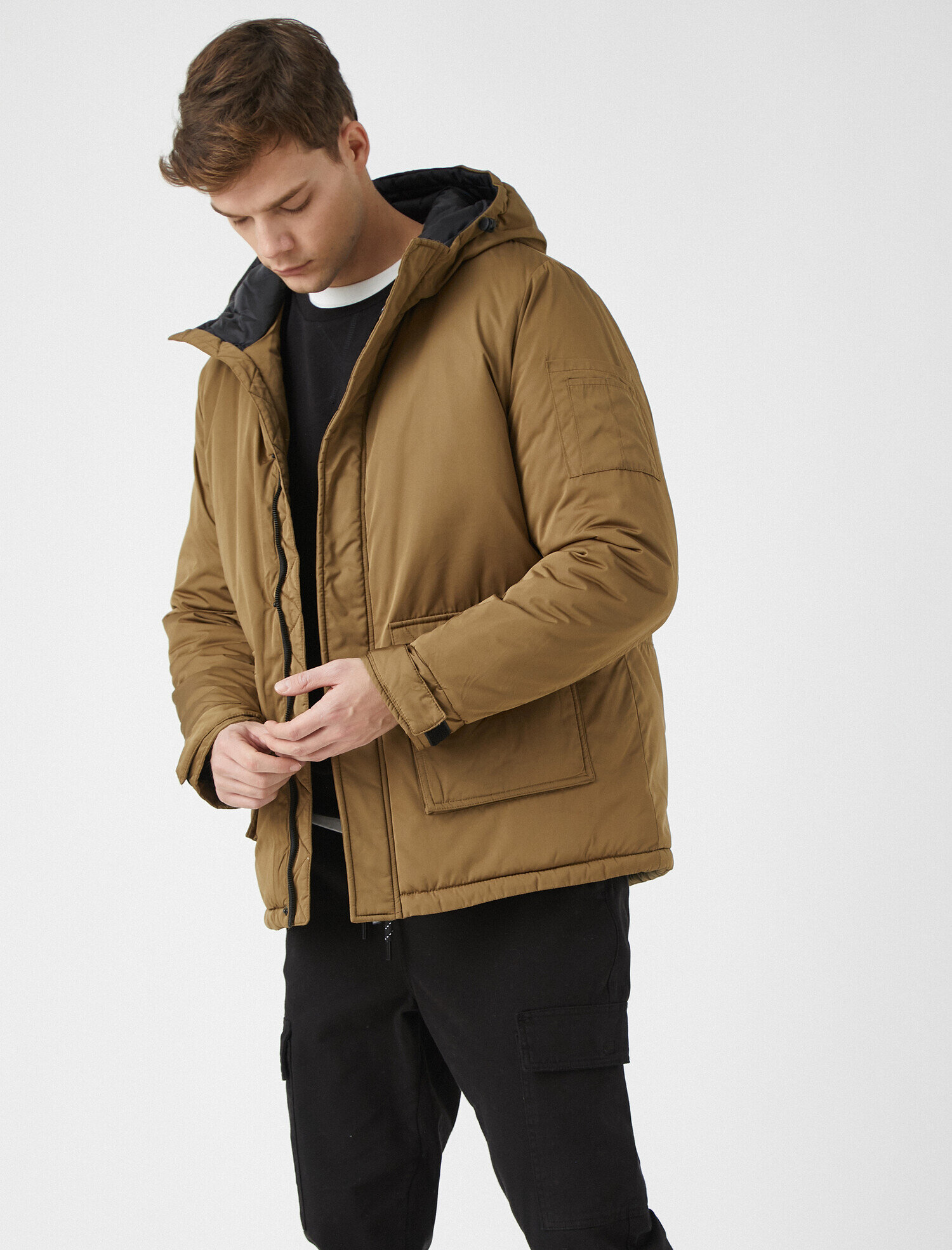   Dik Yaka Kapüşonlu Cepli Fermuarlı Kaban