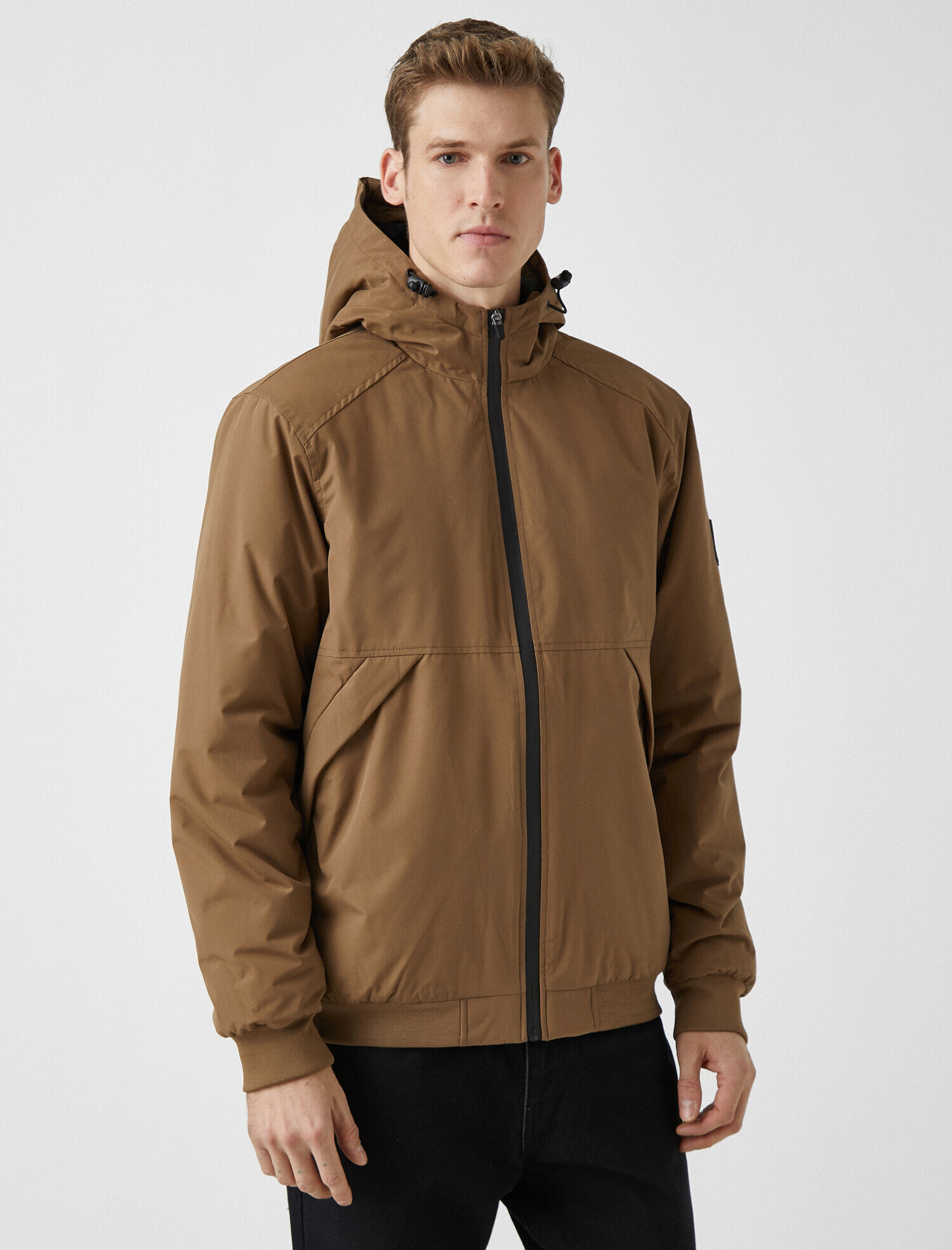   Kapüşonlu Dik Yaka Fermuarlı Cepli Mont