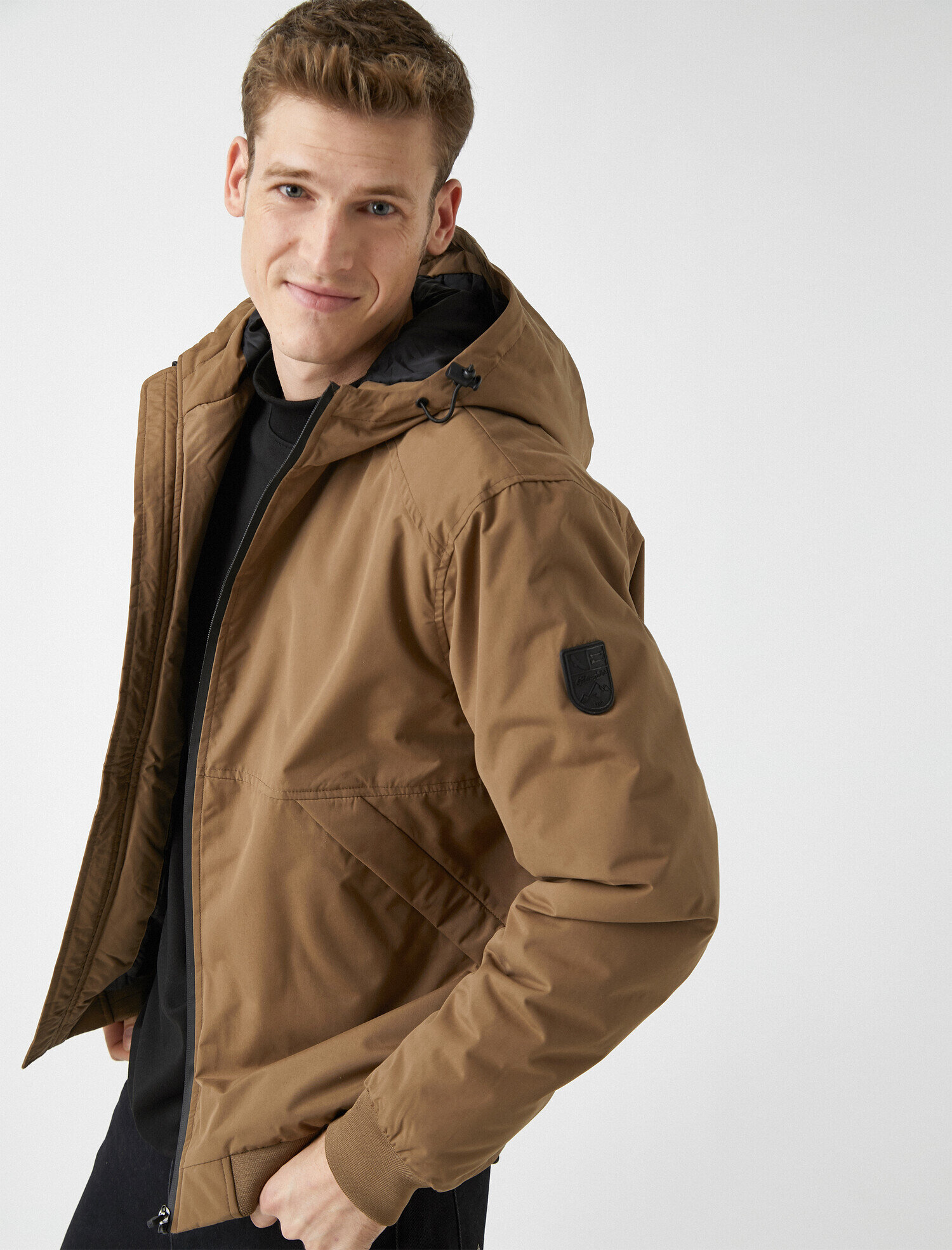   Kapüşonlu Dik Yaka Fermuarlı Cepli Mont