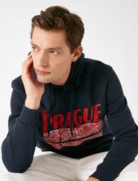 Kapüşonlu Uzun Kollu Baskılı Sweatshirt