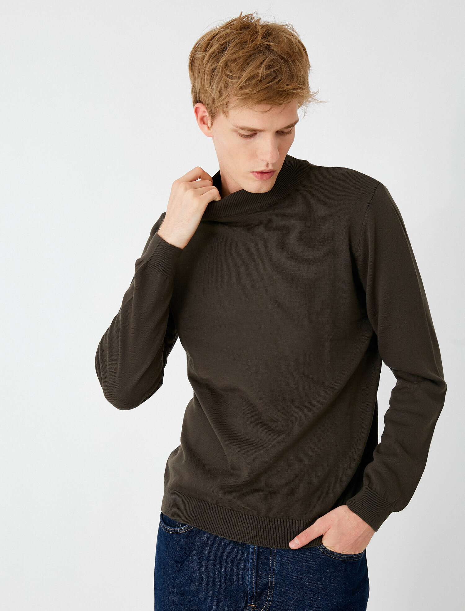   Uzun Kollu Dik Yaka Triko Kazak