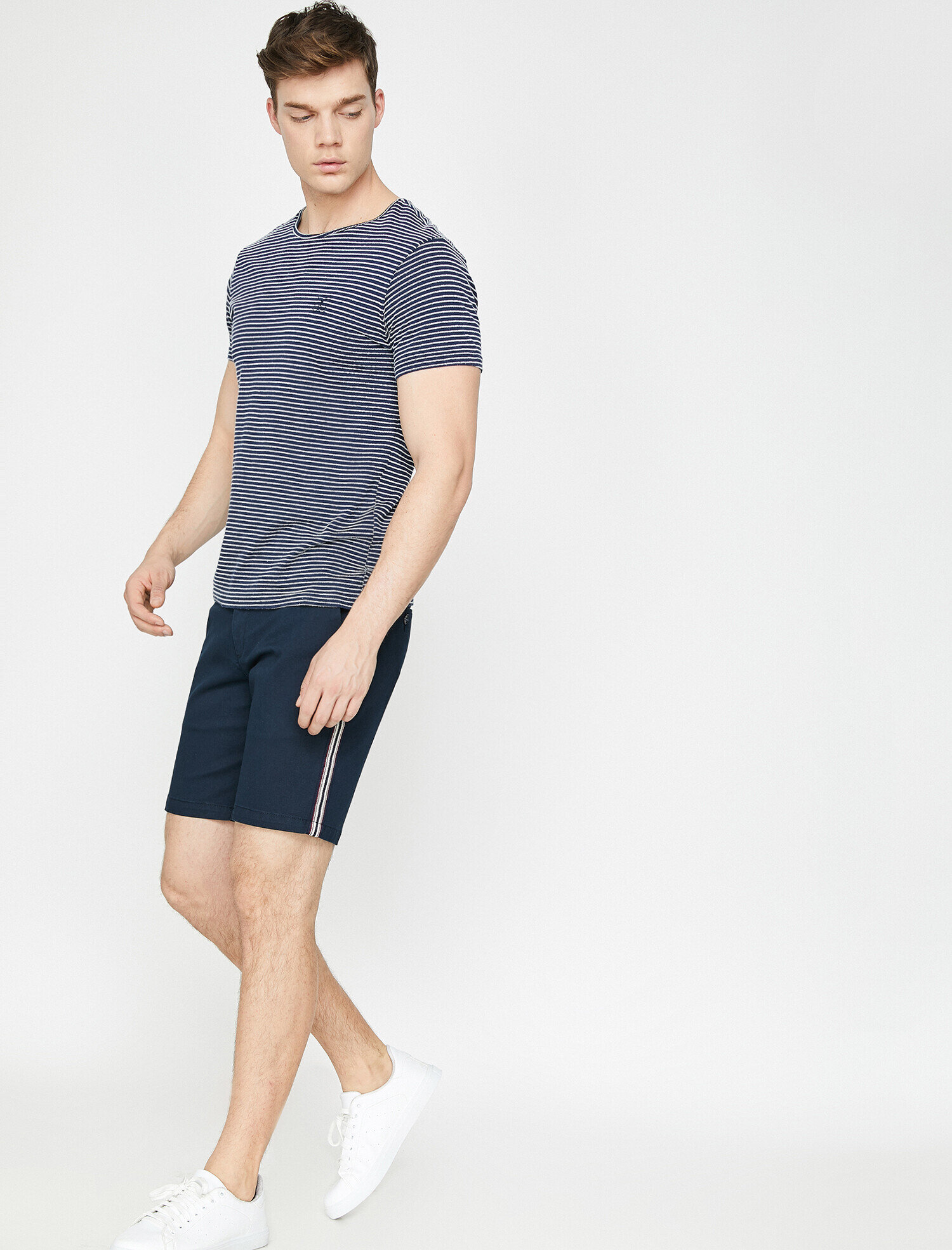   Cep Detaylı Yanı Şeritli Slim Fit Şort