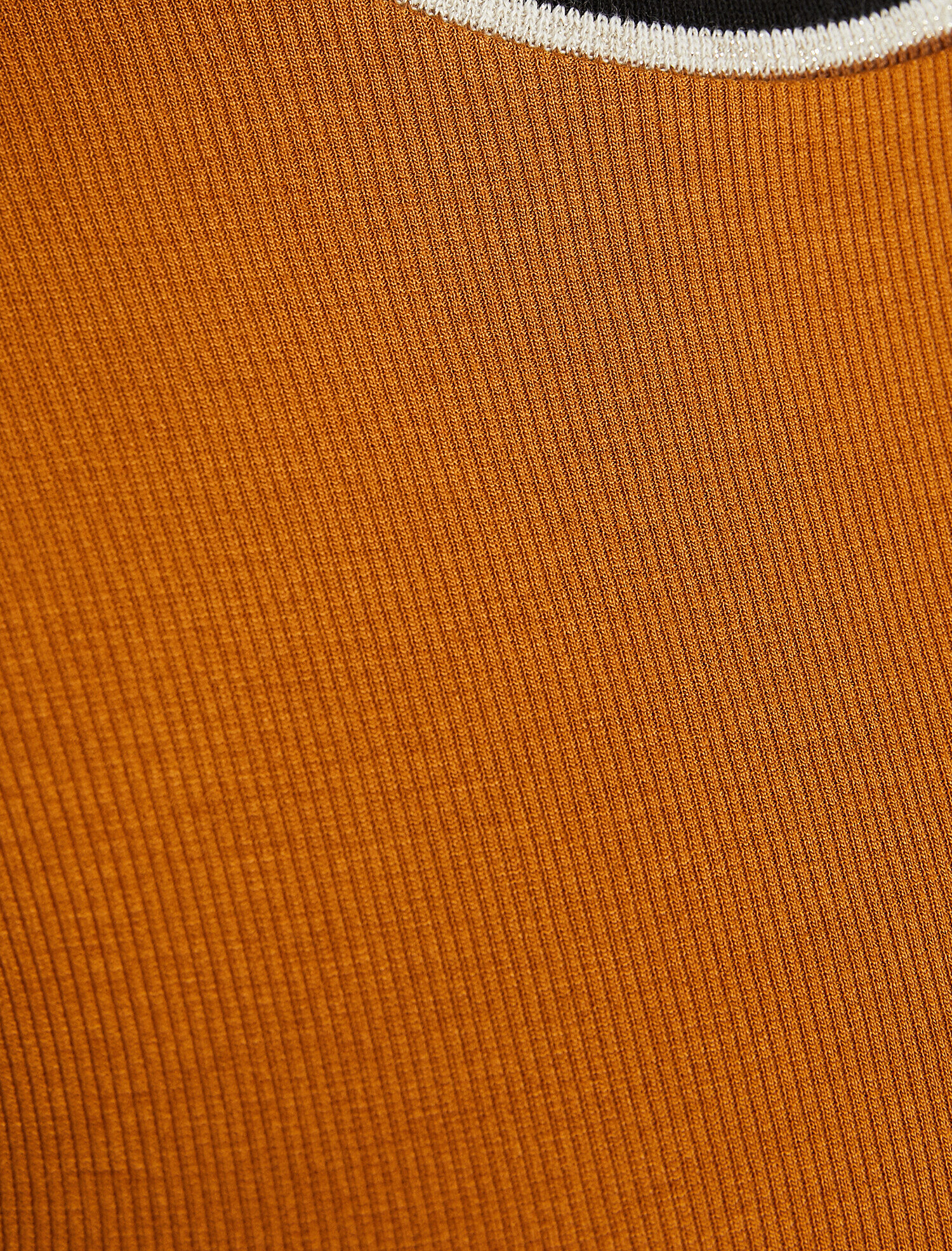   Yaka Detaylı Tişört