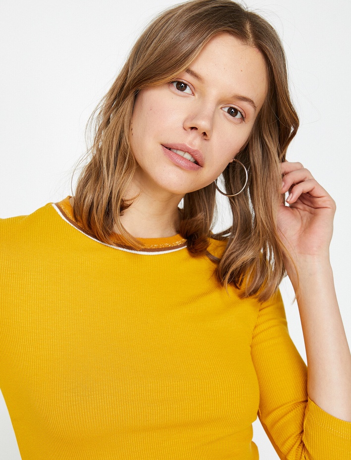  Yaka Detaylı Tişört