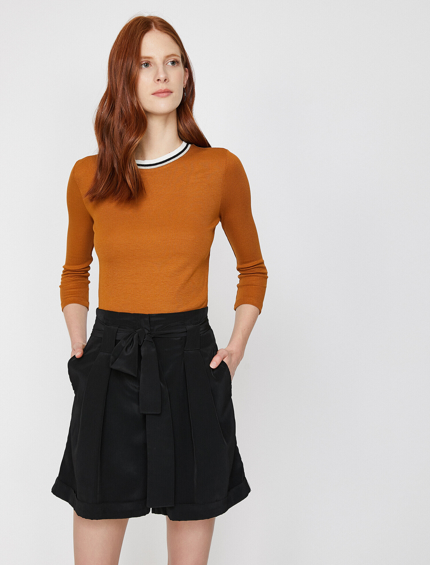   Yaka Detaylı Tişört