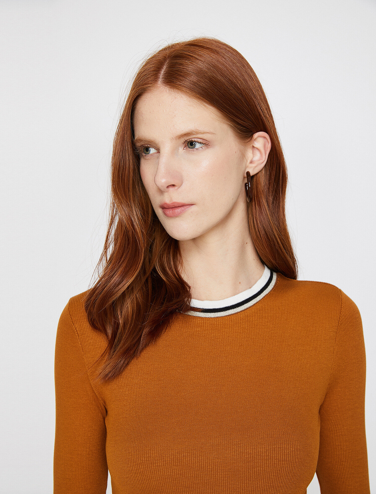   Yaka Detaylı Tişört