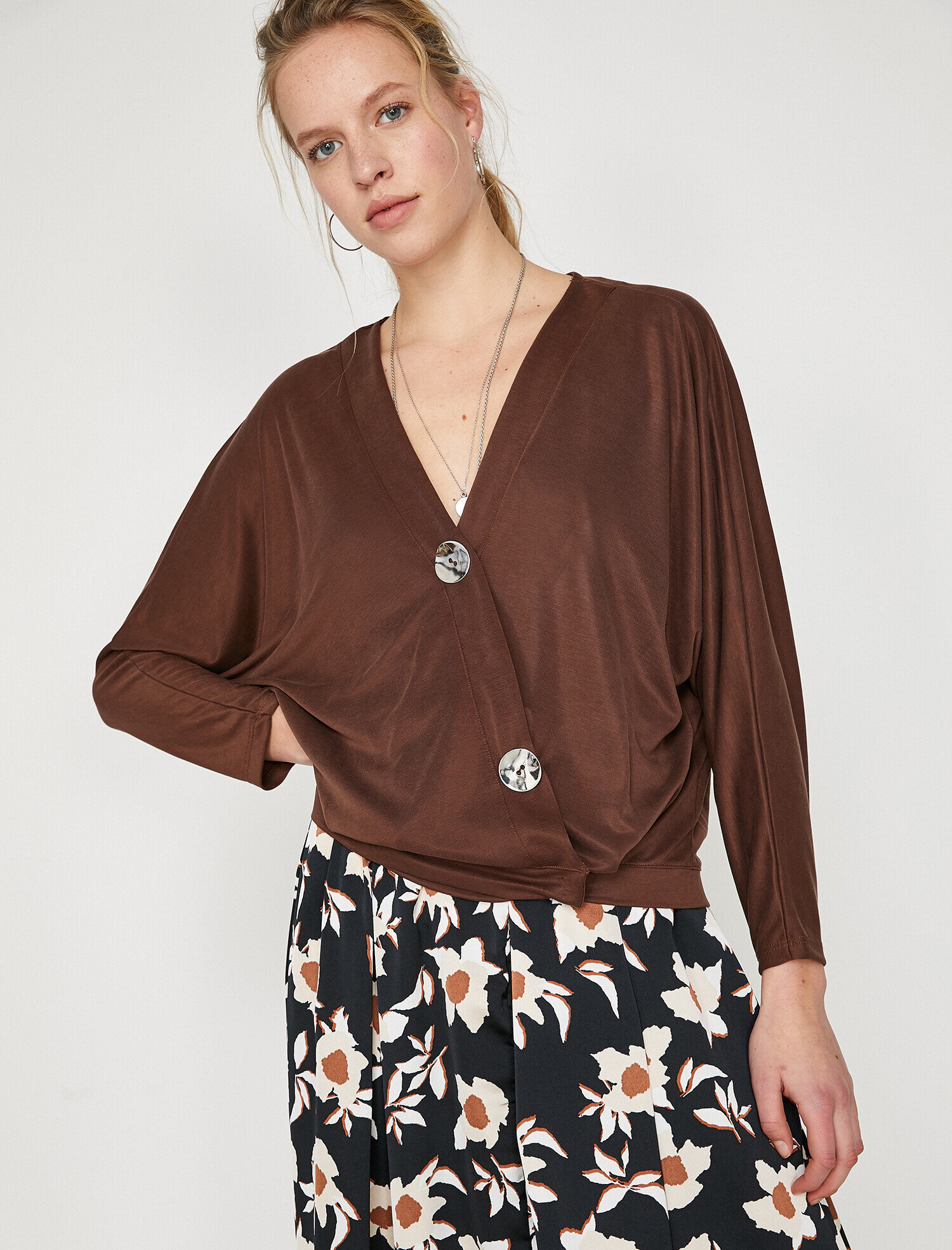   Düğme Detaylı Tişört