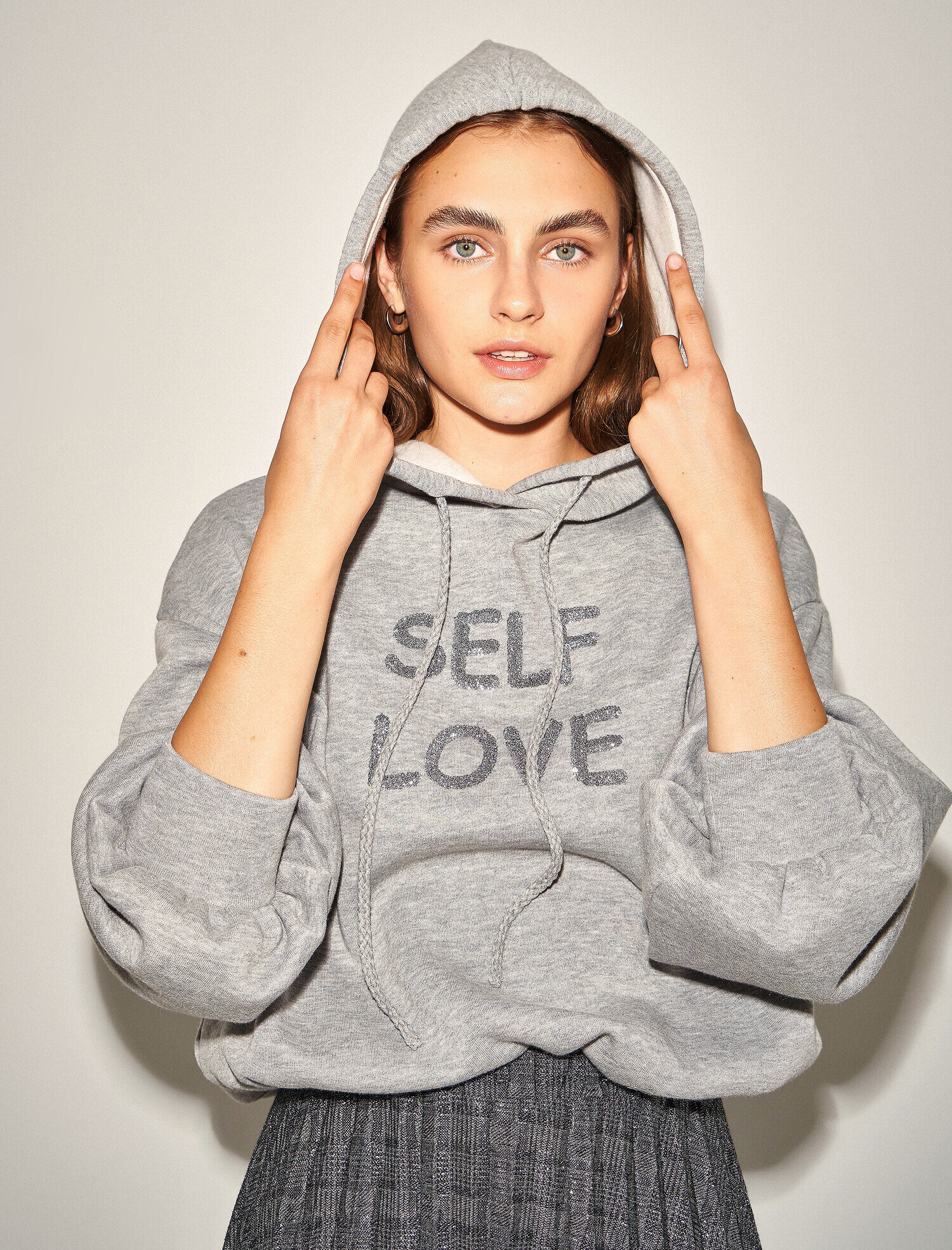 Skirtly Yours Styled by Melis Ağazat - Kapüşonlu Simli Yazılı Baskılı Sweatshirt