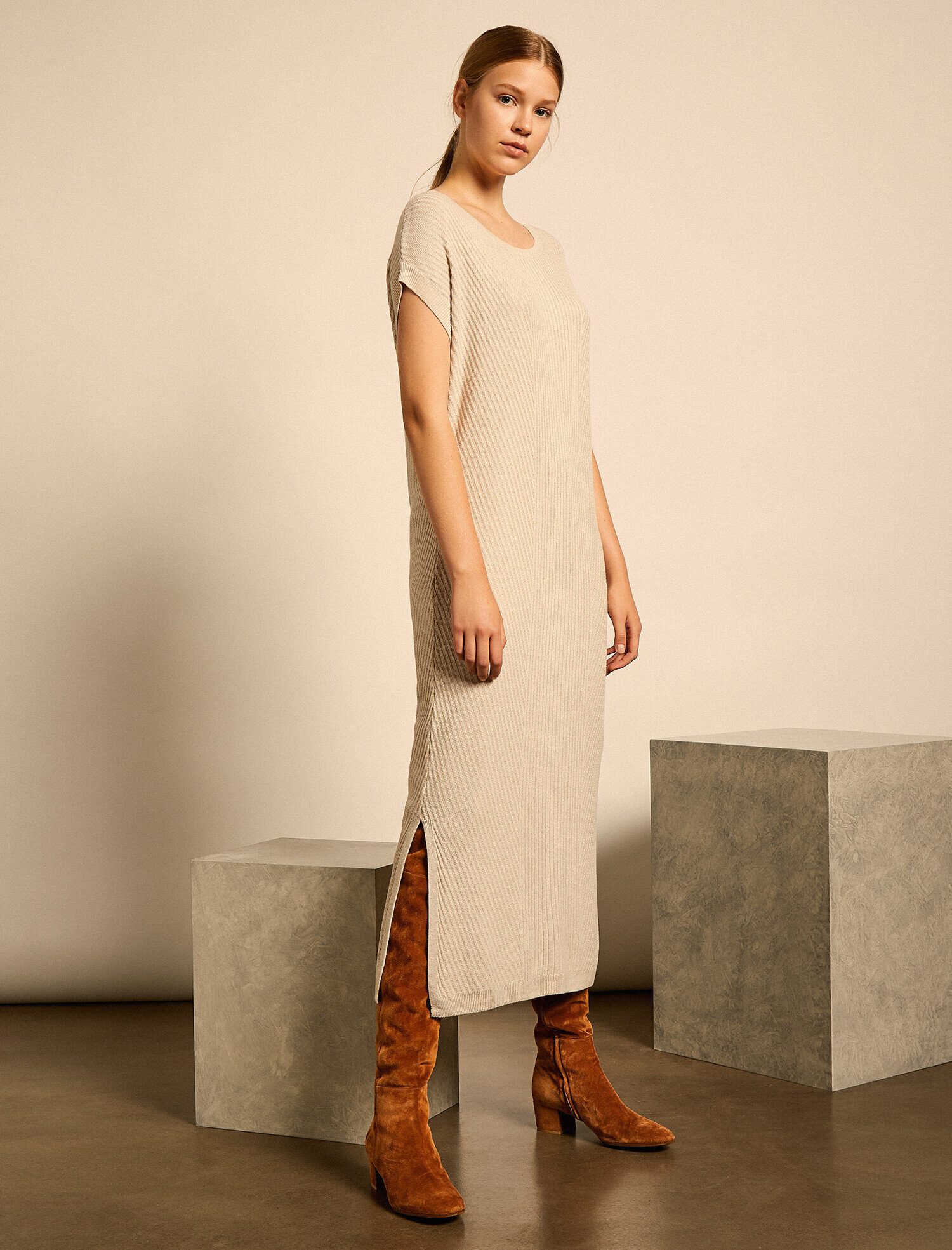   Uzun Triko Elbise Oyuk Yaka Kısa Kollu Yırtmaçlı