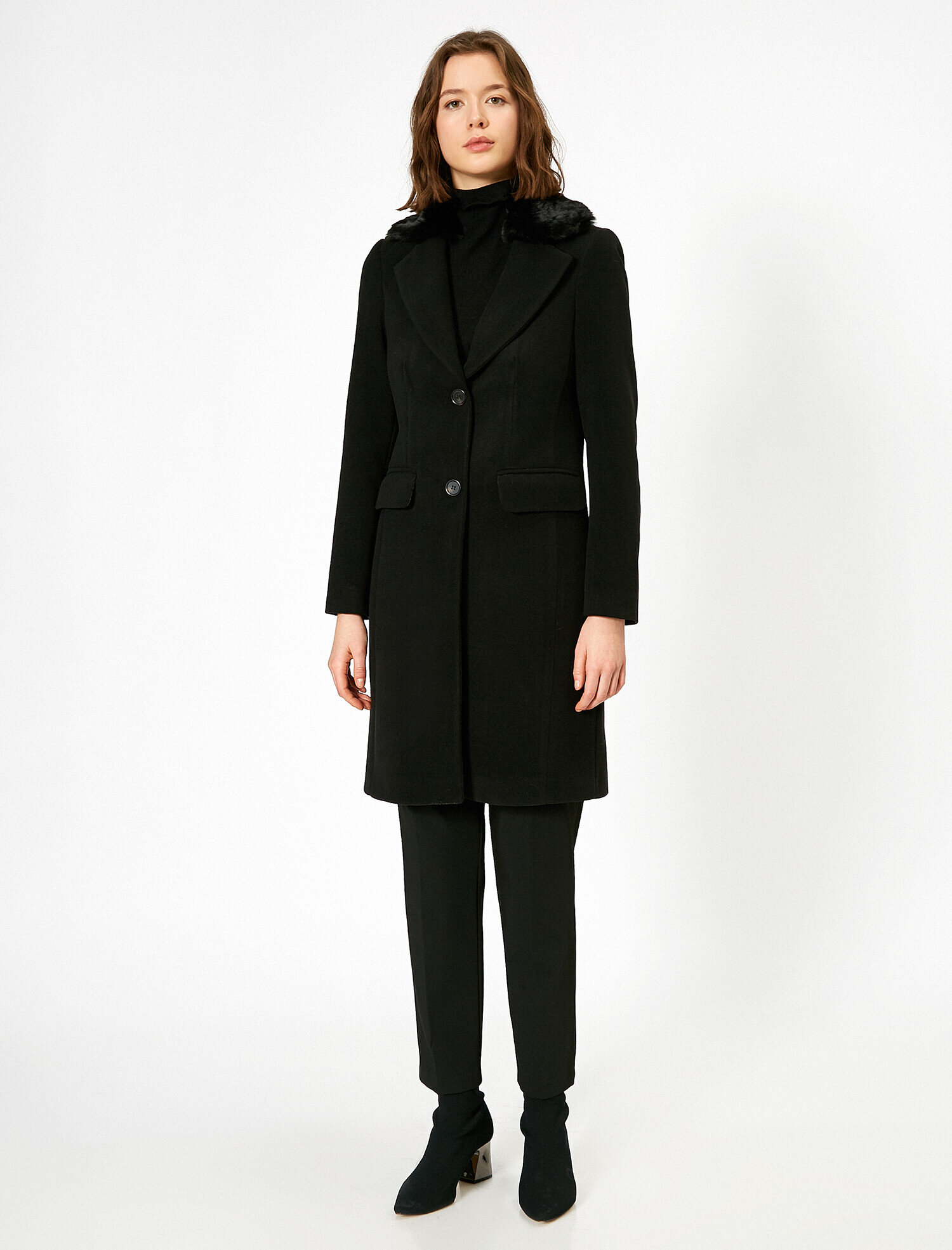   Düğme Detaylı Kaban