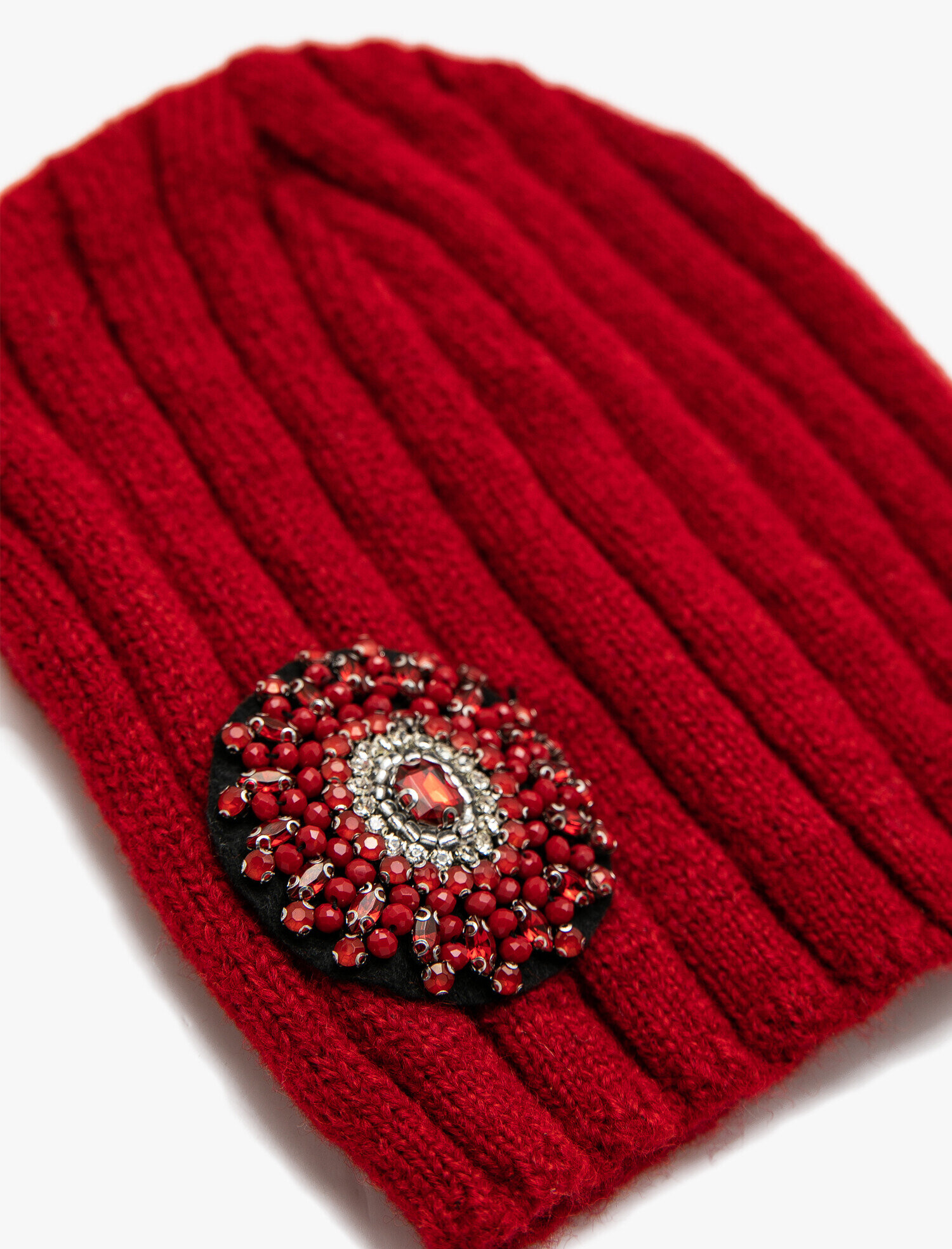  Kadın İşlemeli Örgü Bere