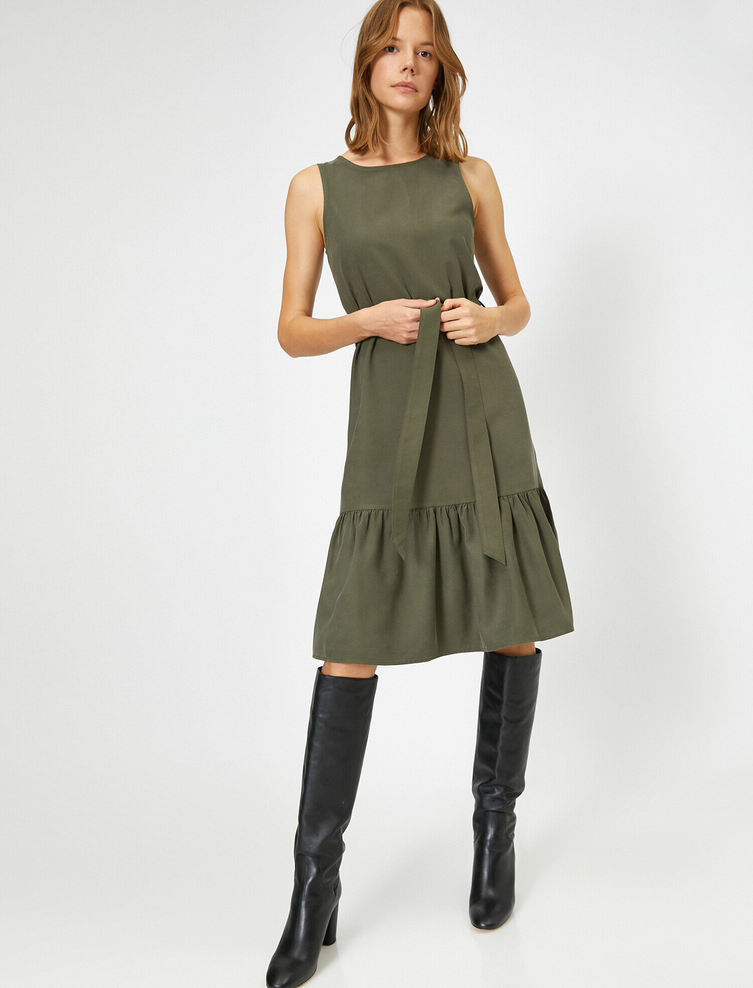   Kemer Detaylı Elbise