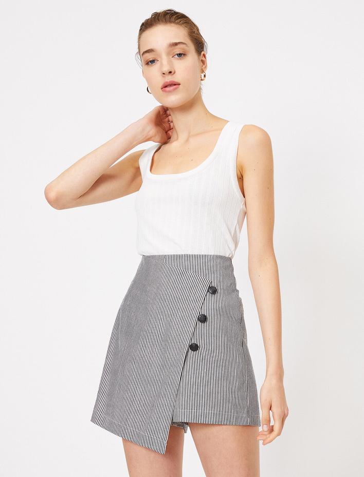  Düğme Detaylı Çizgili Şort Etek