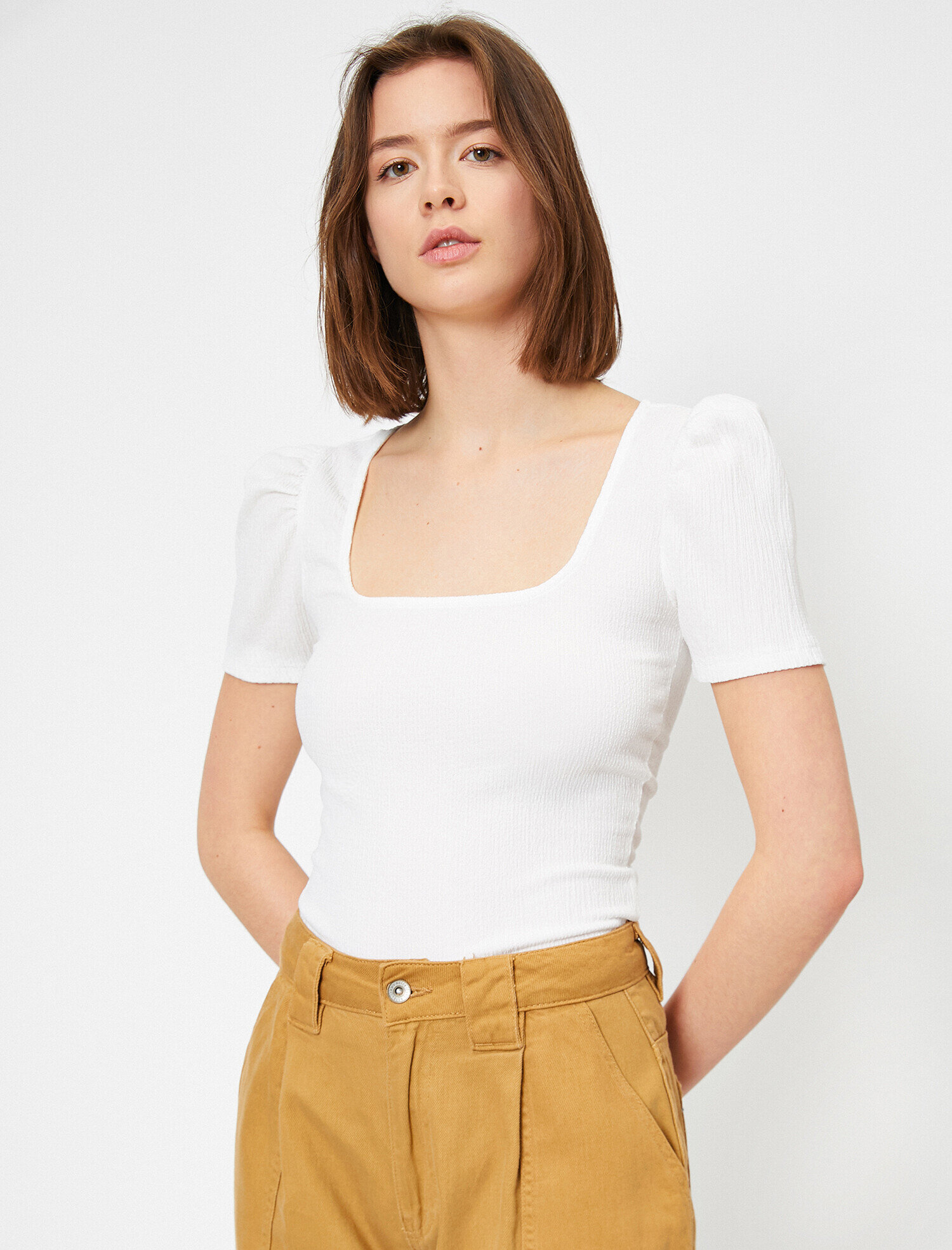   Kare Yaka Dar Kesim Tişört