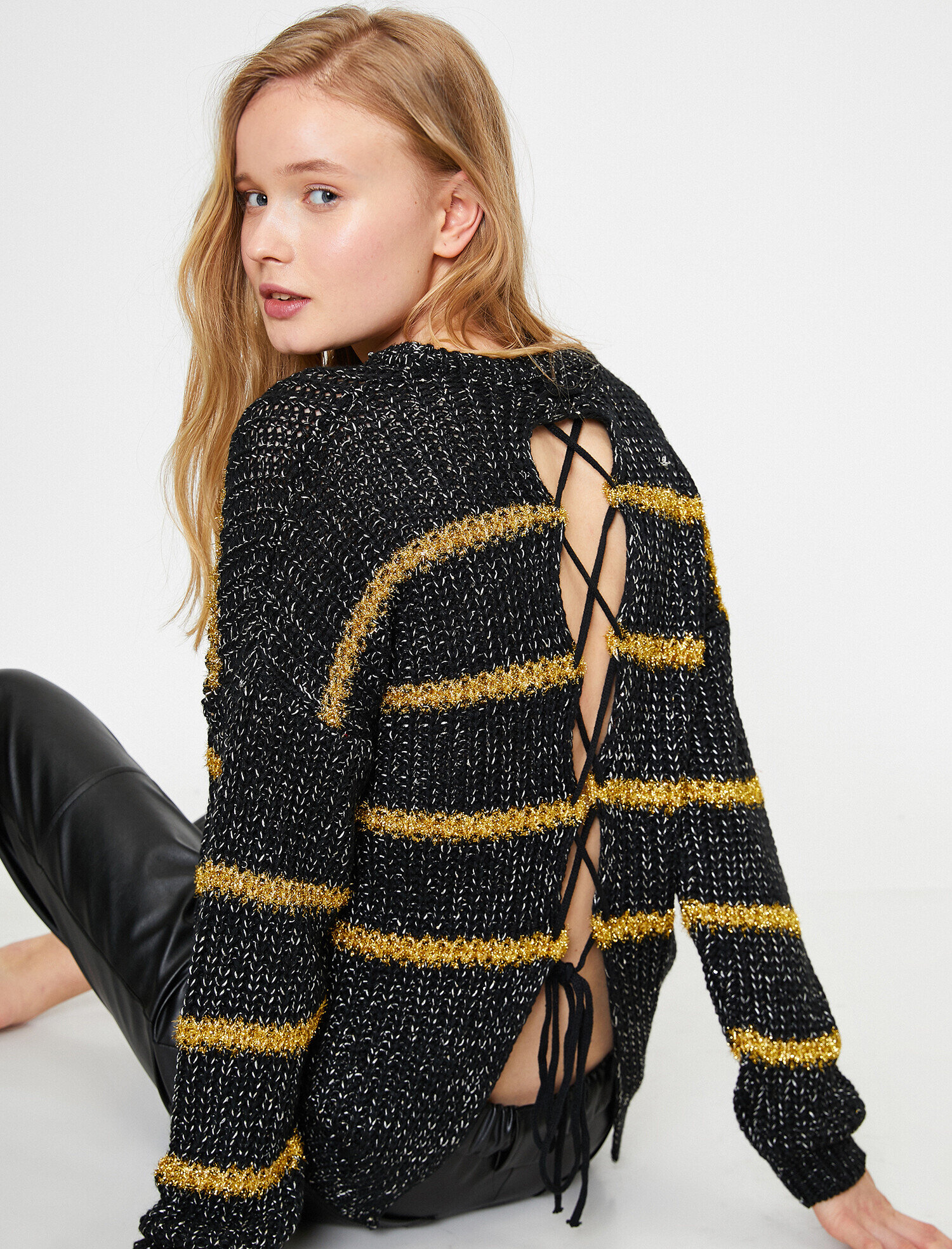   Sırt Detaylı Triko Kazak