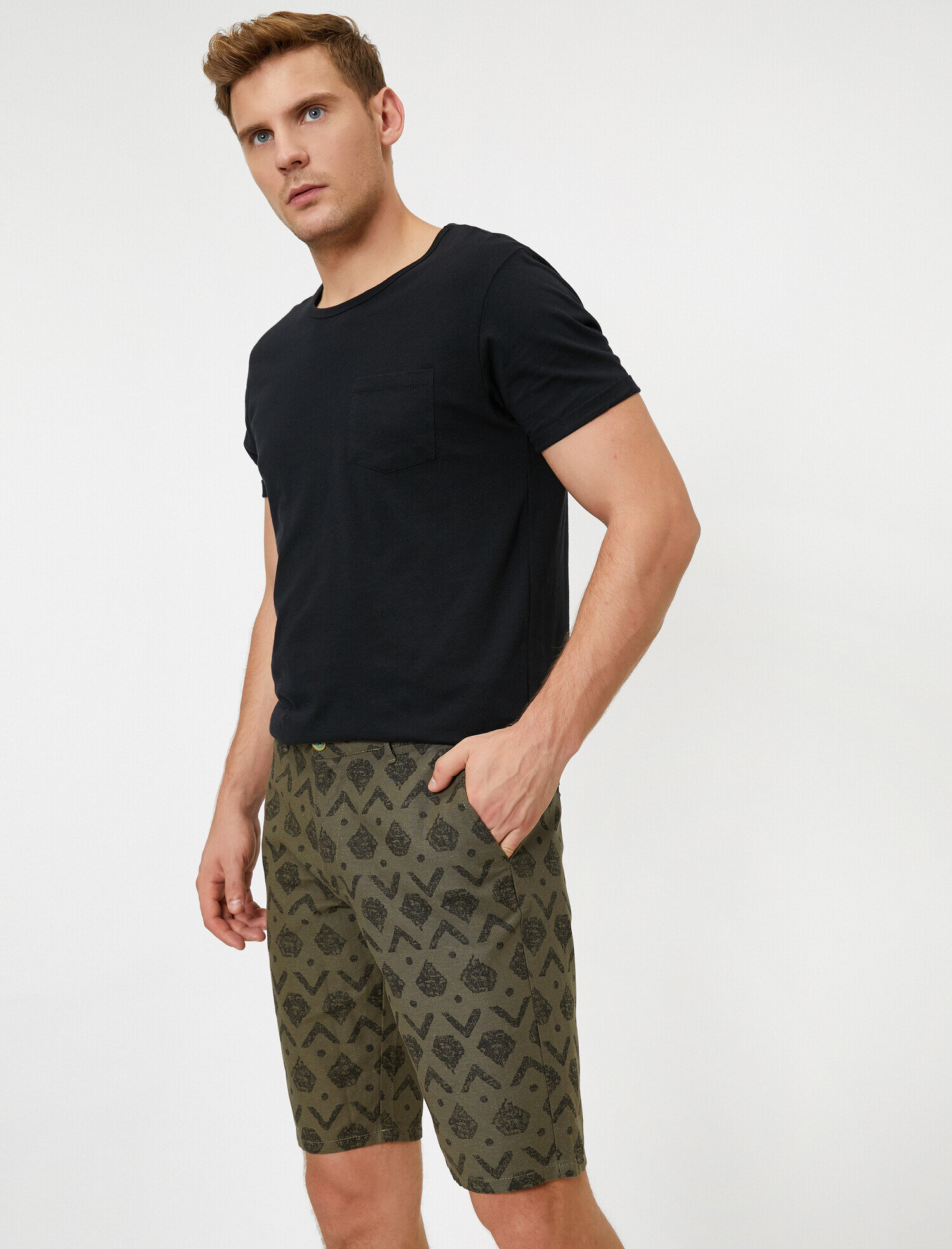   Cep Detaylı Geometrik Desenli Slim Fit Şort