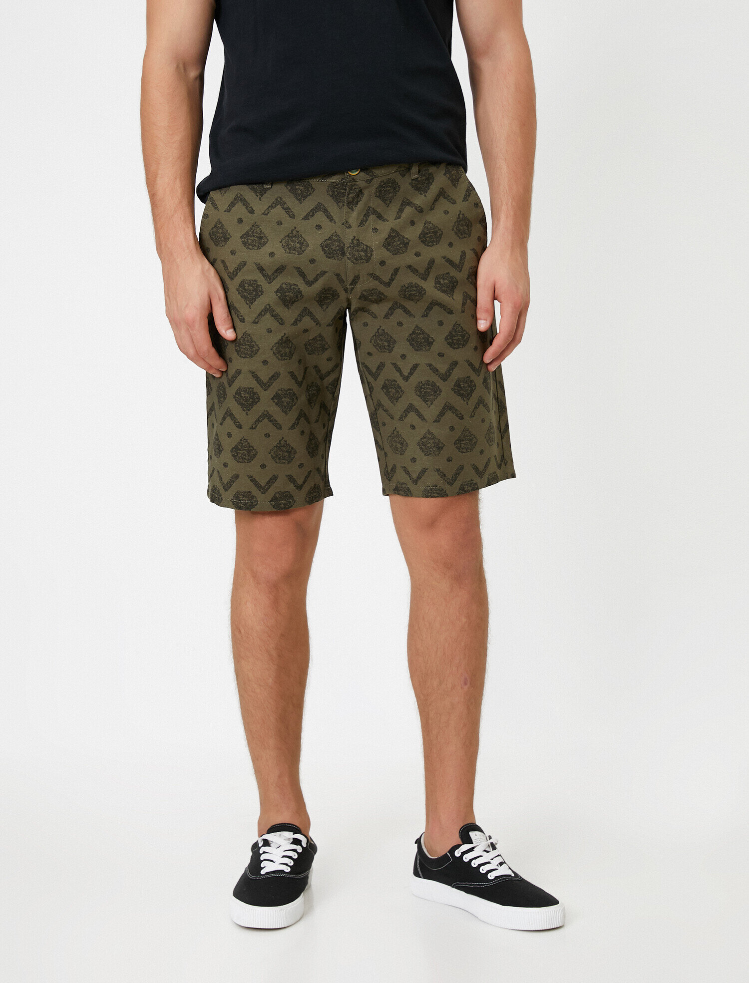   Cep Detaylı Geometrik Desenli Slim Fit Şort