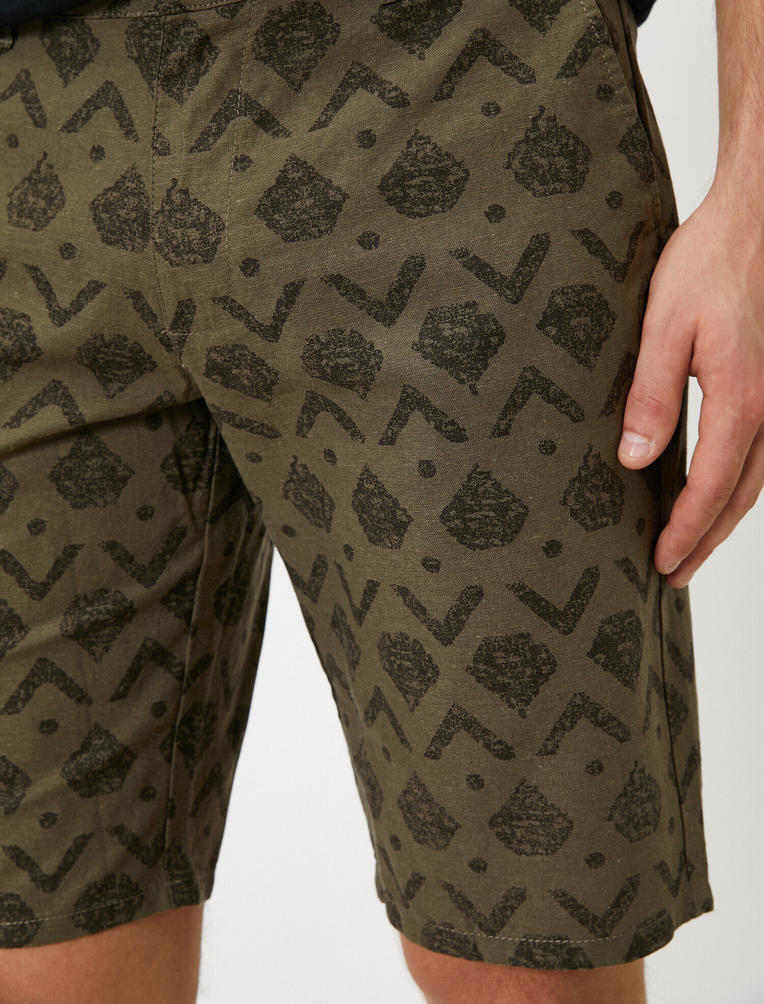   Cep Detaylı Geometrik Desenli Slim Fit Şort