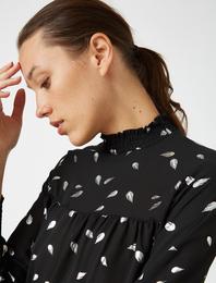 Uzun Kollu Mandarin Yaka Baskılı Volanlı Bluz