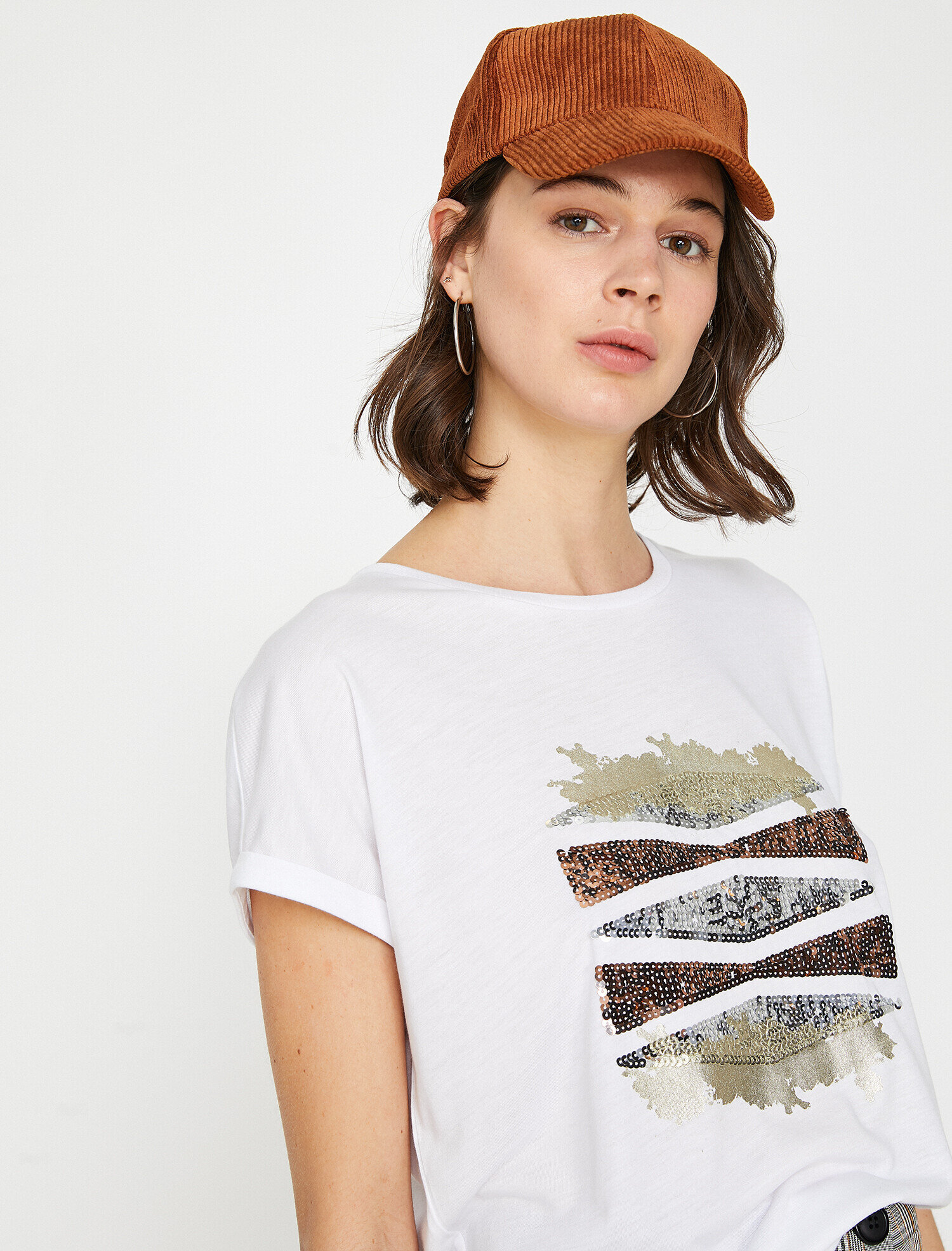   Pul Detaylı Tişört