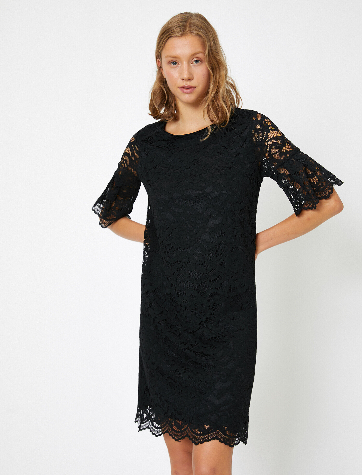   Dantel Detaylı Elbise