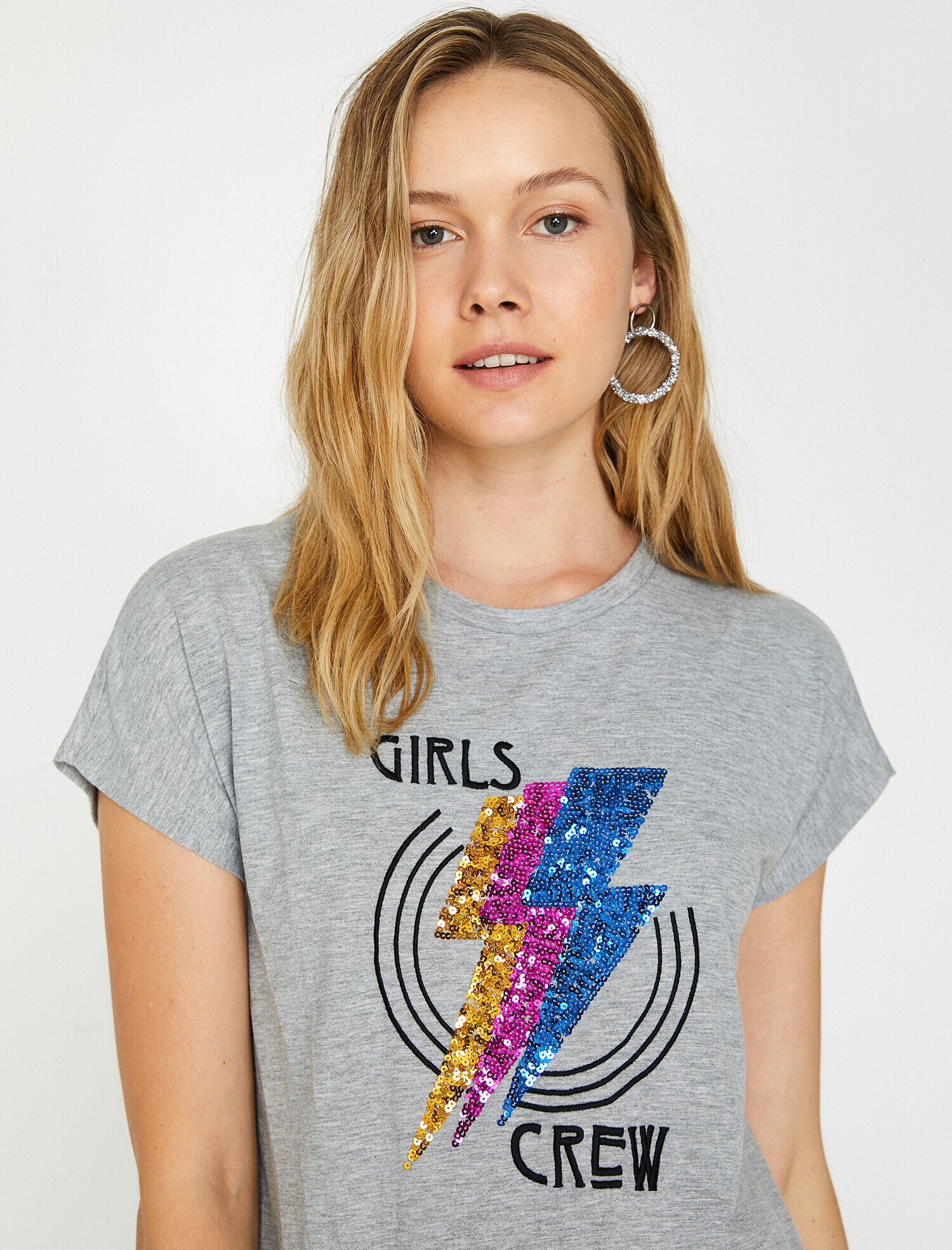   Pul Detaylı Tişört