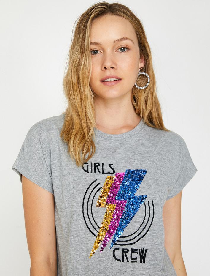  Pul Detaylı Tişört