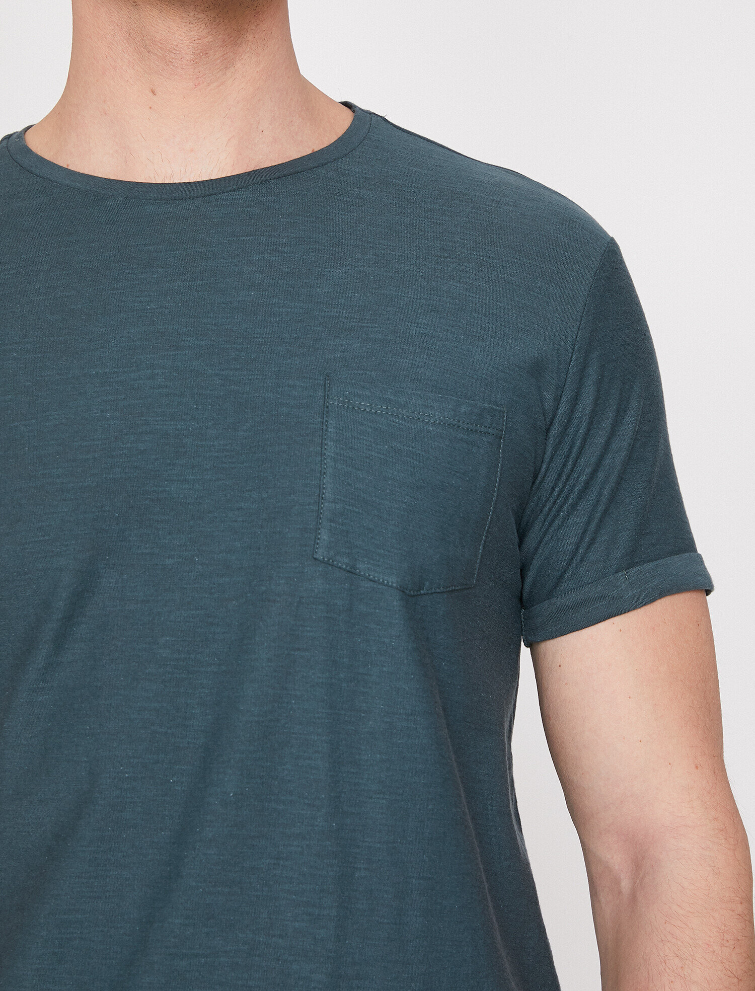 Bisiklet Yaka Tişört Cep Detaylı