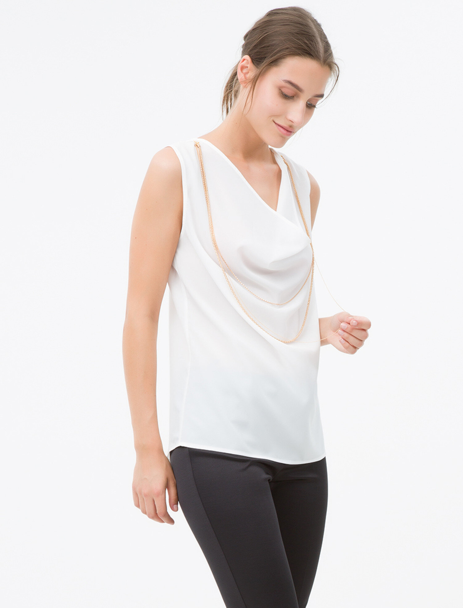   Zincir Detaylı Kolsuz Bluz