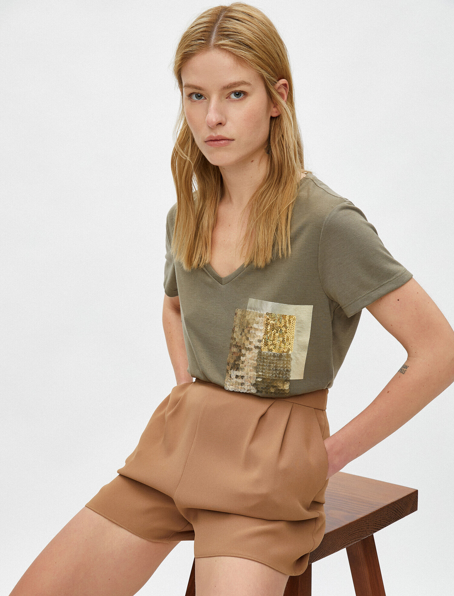   Payetli Tişört Simli Cep Detaylı V Yaka Kısa Kollu