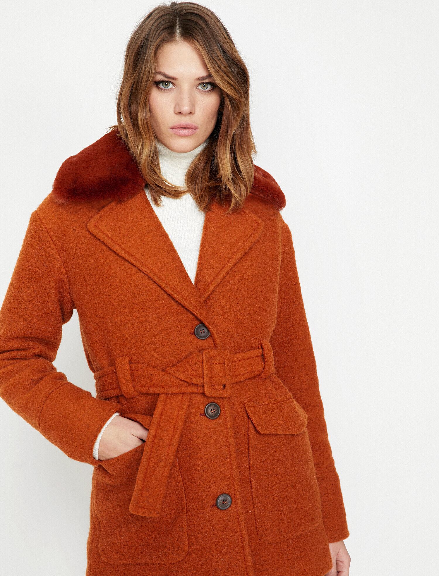   Peluş Detaylı Kaban