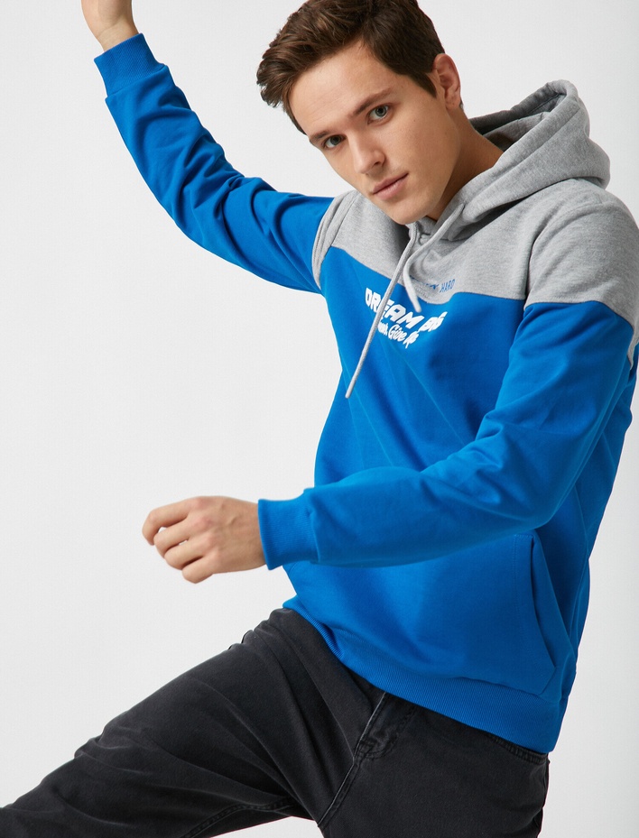  Renk Bloklu Yazılı Baskılı Kapüşonlu Sweatshirt
