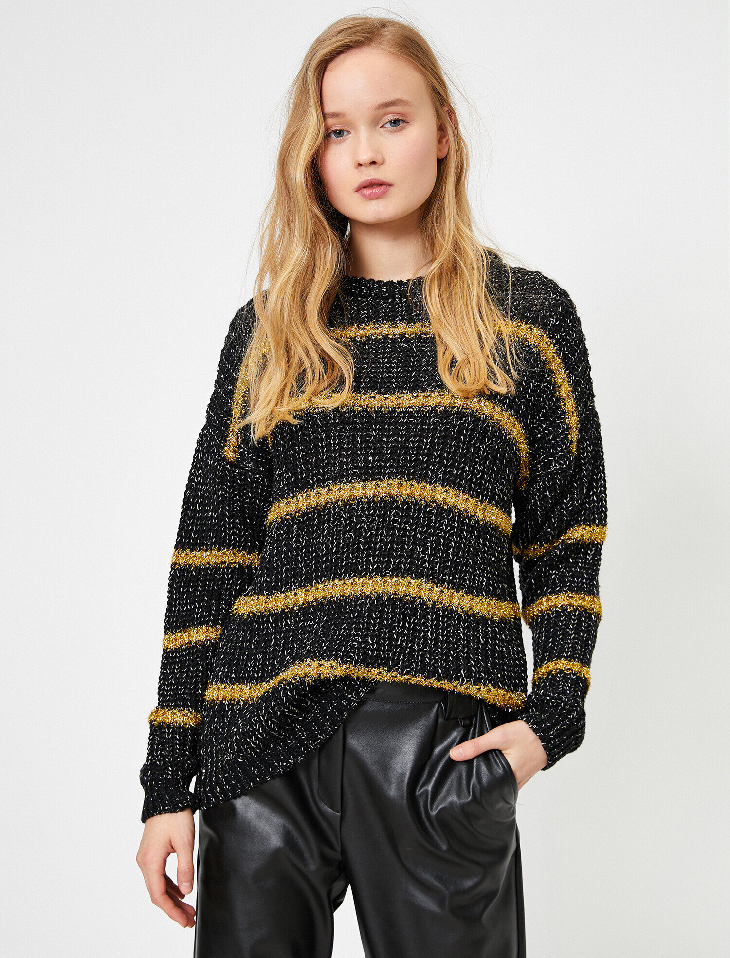   Sırt Detaylı Triko Kazak