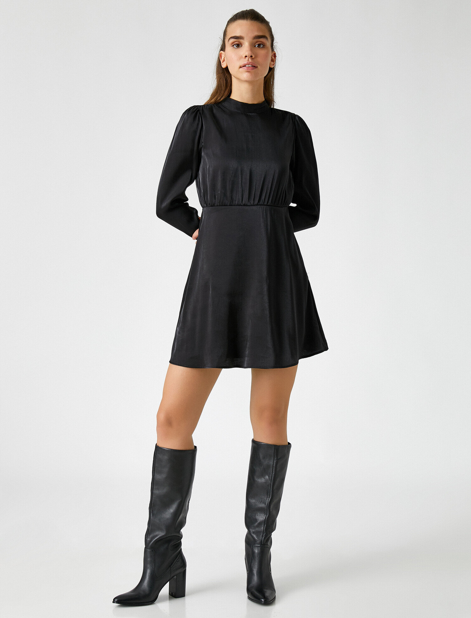   Saten Elbise Sırt Dekolteli Mini