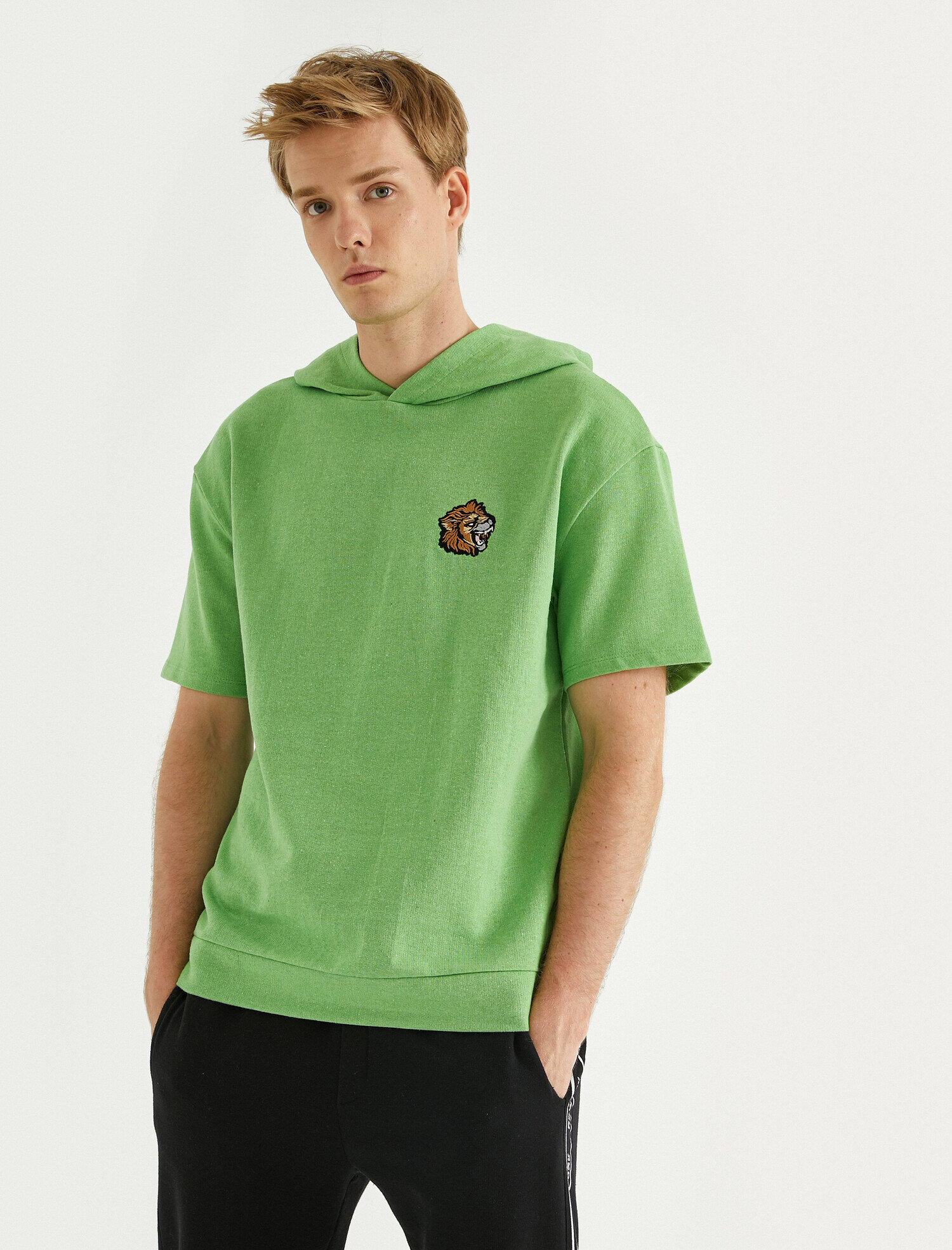   Aslan İşlemeli Kapşonlu Sweatshirt Şardonlu Kısa Kollu