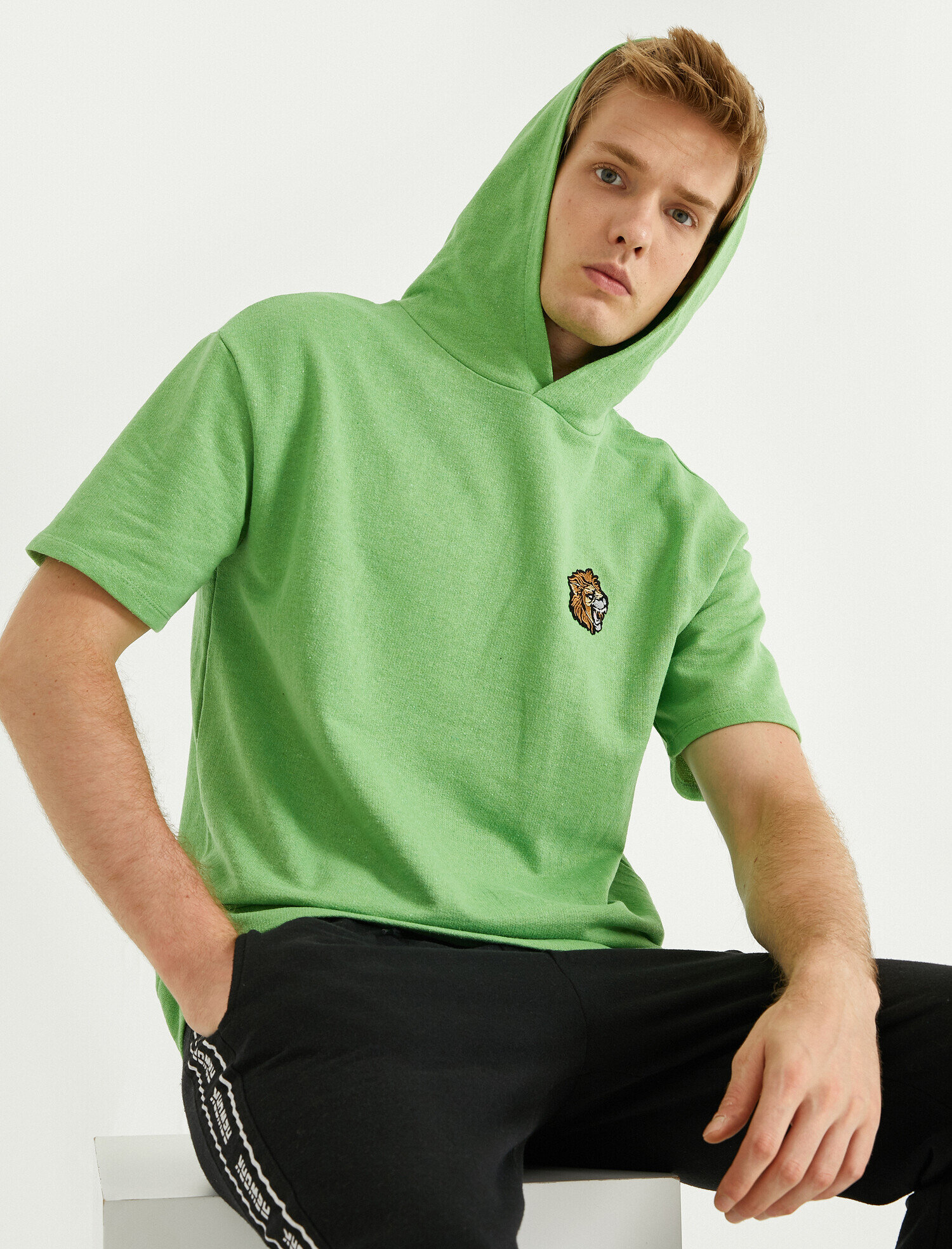   Aslan İşlemeli Kapşonlu Sweatshirt Şardonlu Kısa Kollu